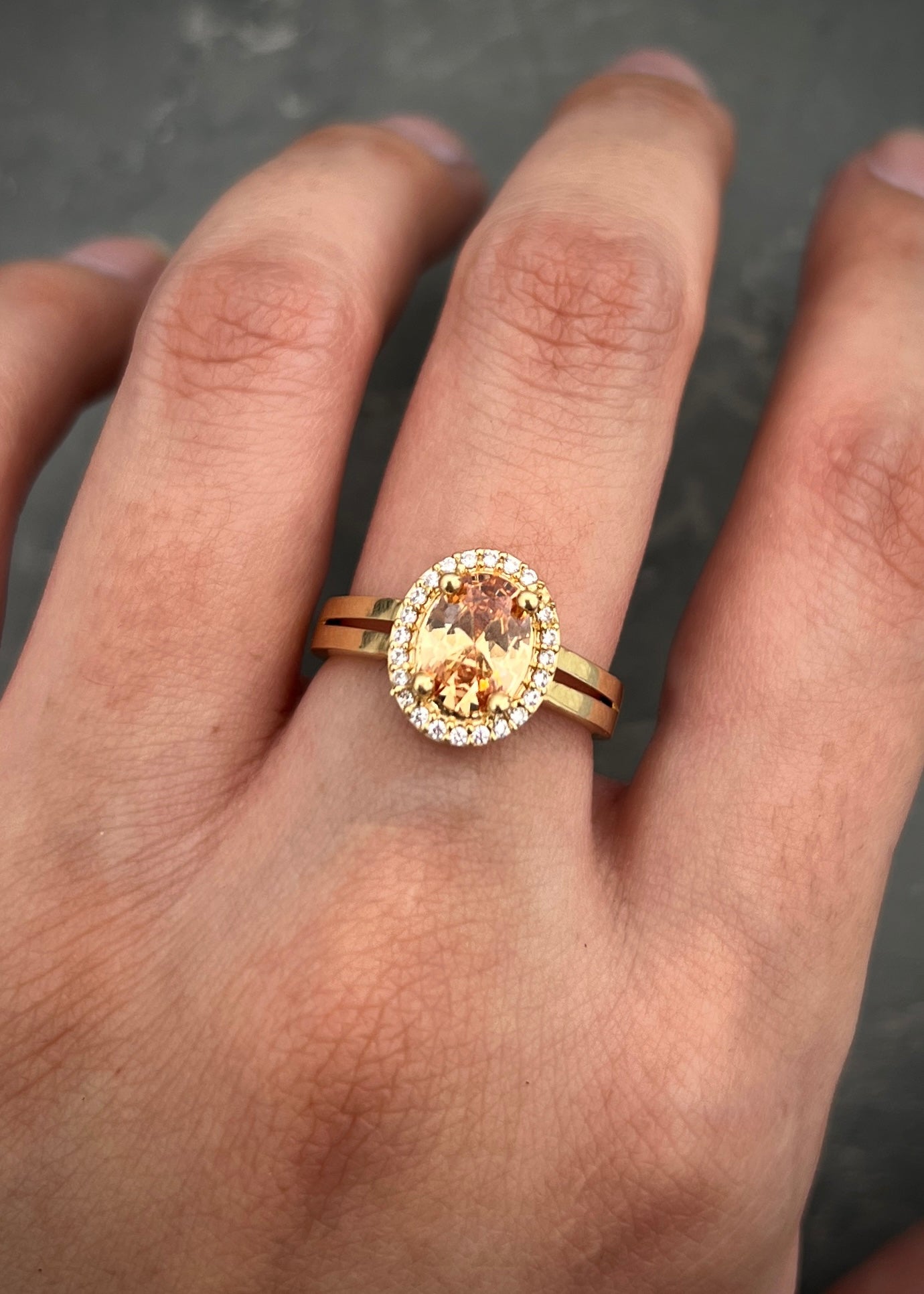 Solitario ovalado con swarovski naranja y blanco 3.35gr / Talla 5 3/4 / Oro Amarillo Nac M