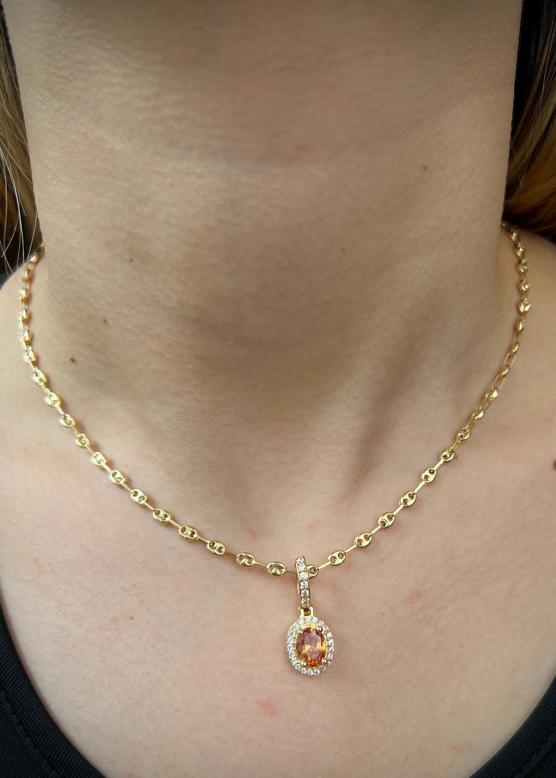 Dije ovalado con swarovski naranja y blanco 2.8gr / Largo 2.4cm — Oro Amarillo