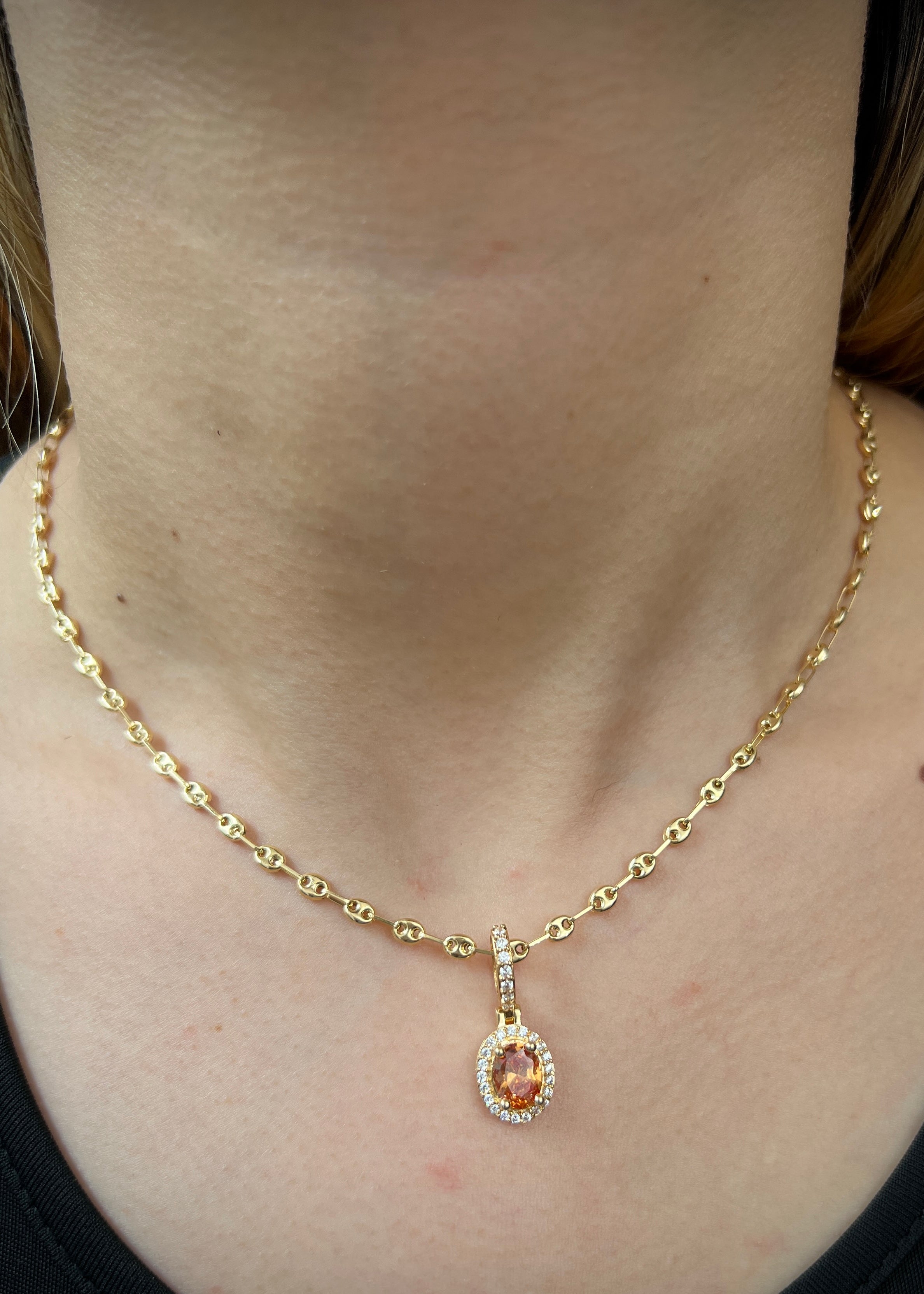 Dije ovalado con swarovski naranja y blanco 2.8gr / Largo 2.4cm / Oro Amarillo Nac M