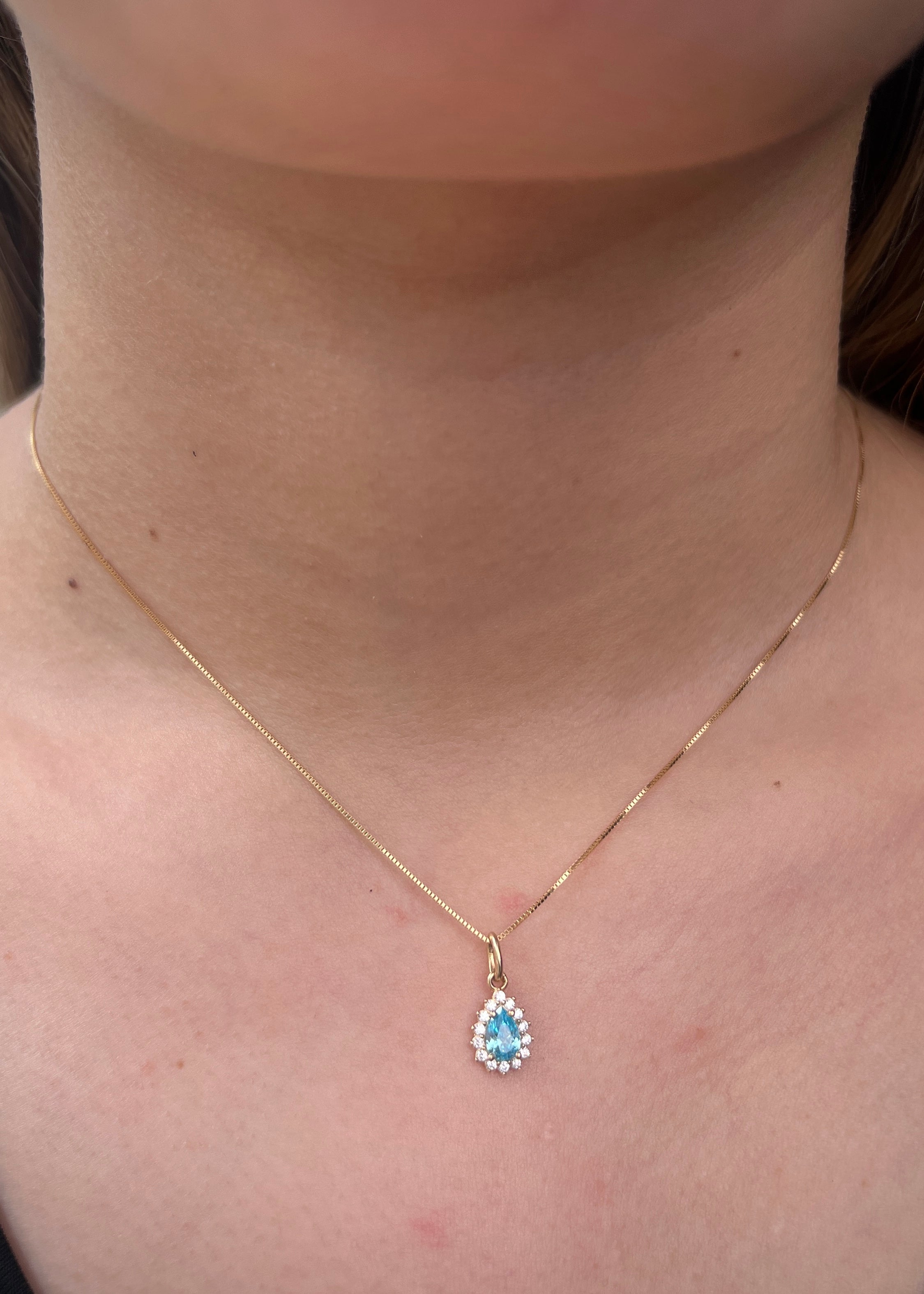 Dije gota con swarovski azul y blanco 0.75gr / Largo 1.6cm / Oro Amarillo Nac P