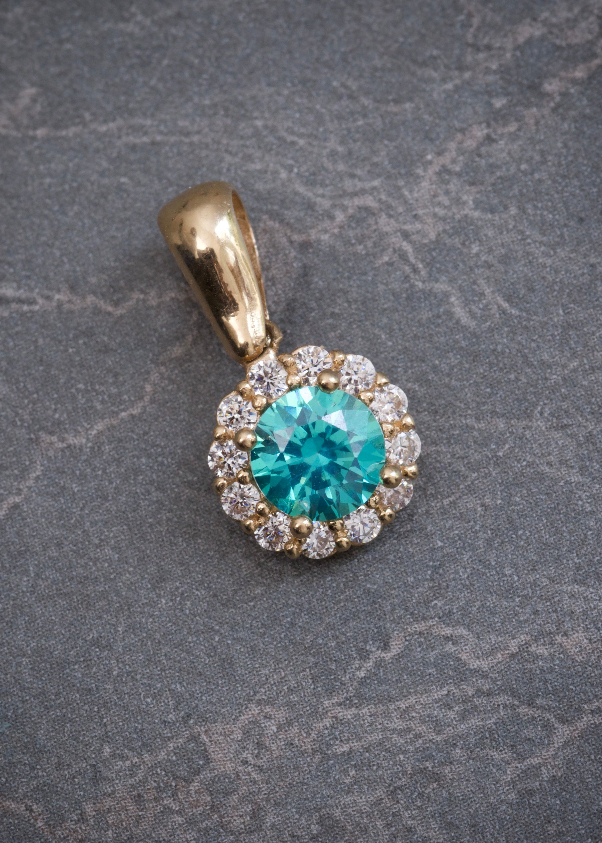 Dije flor con swarovski blanco y azul 0.9gr / Largo 1.4cm / Oro Amarillo Nac P