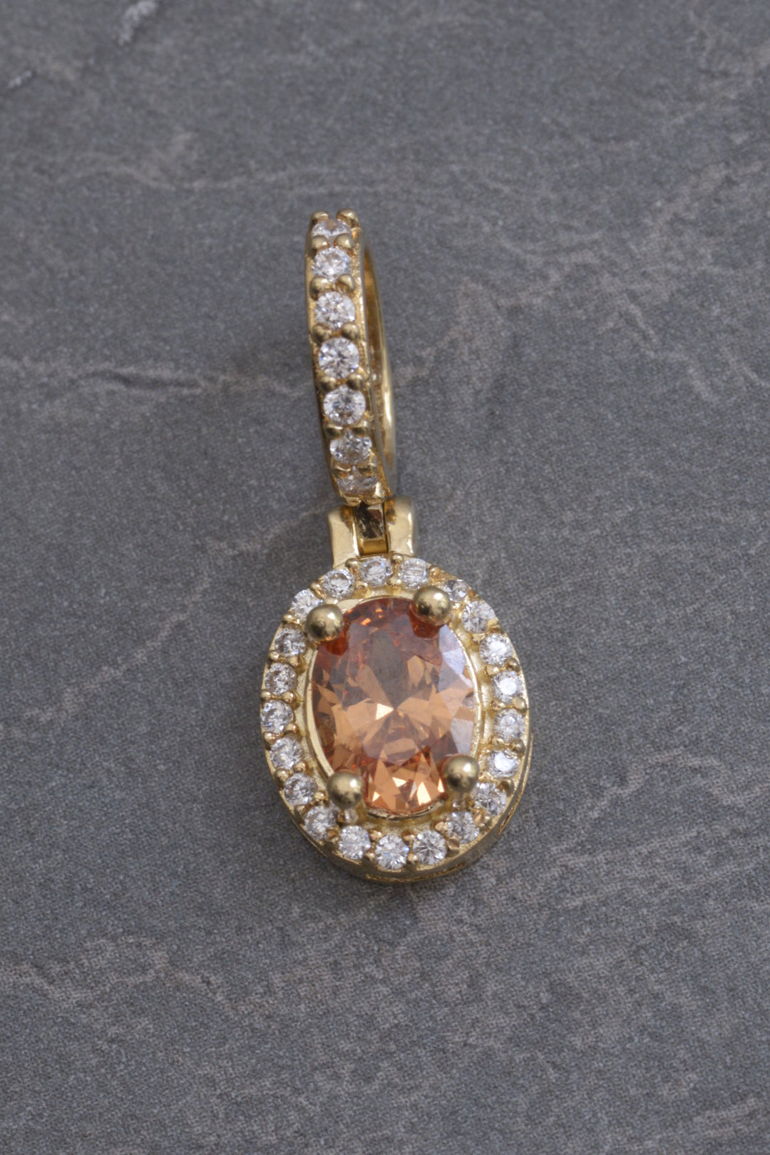 Dije ovalado con swarovski naranja y blanco 2.8gr / Largo 2.4cm — Oro Amarillo