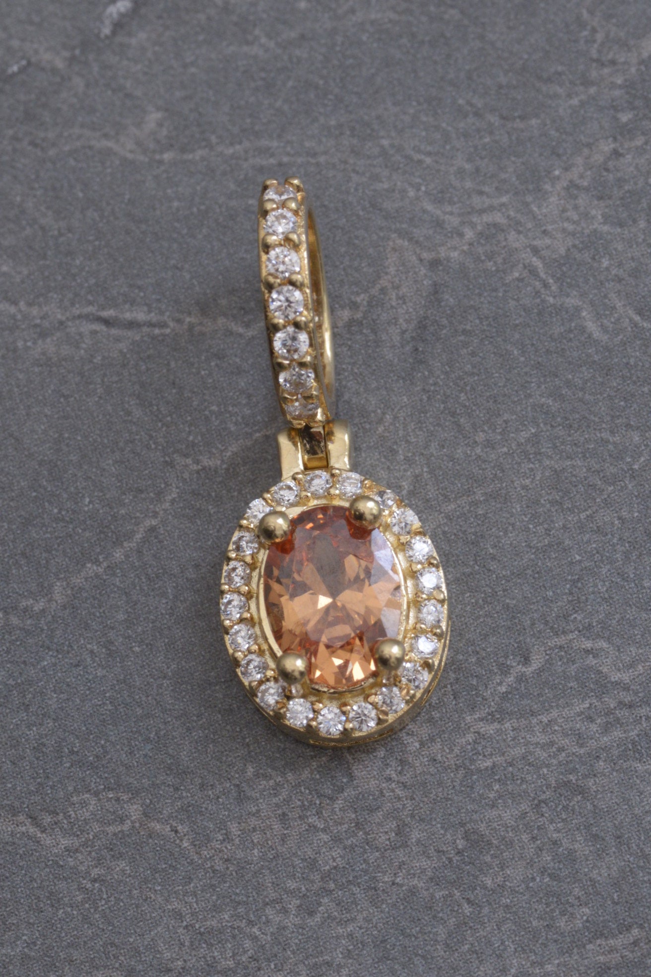 Dije ovalado con swarovski naranja y blanco 2.8gr / Largo 2.4cm / Oro Amarillo Nac M