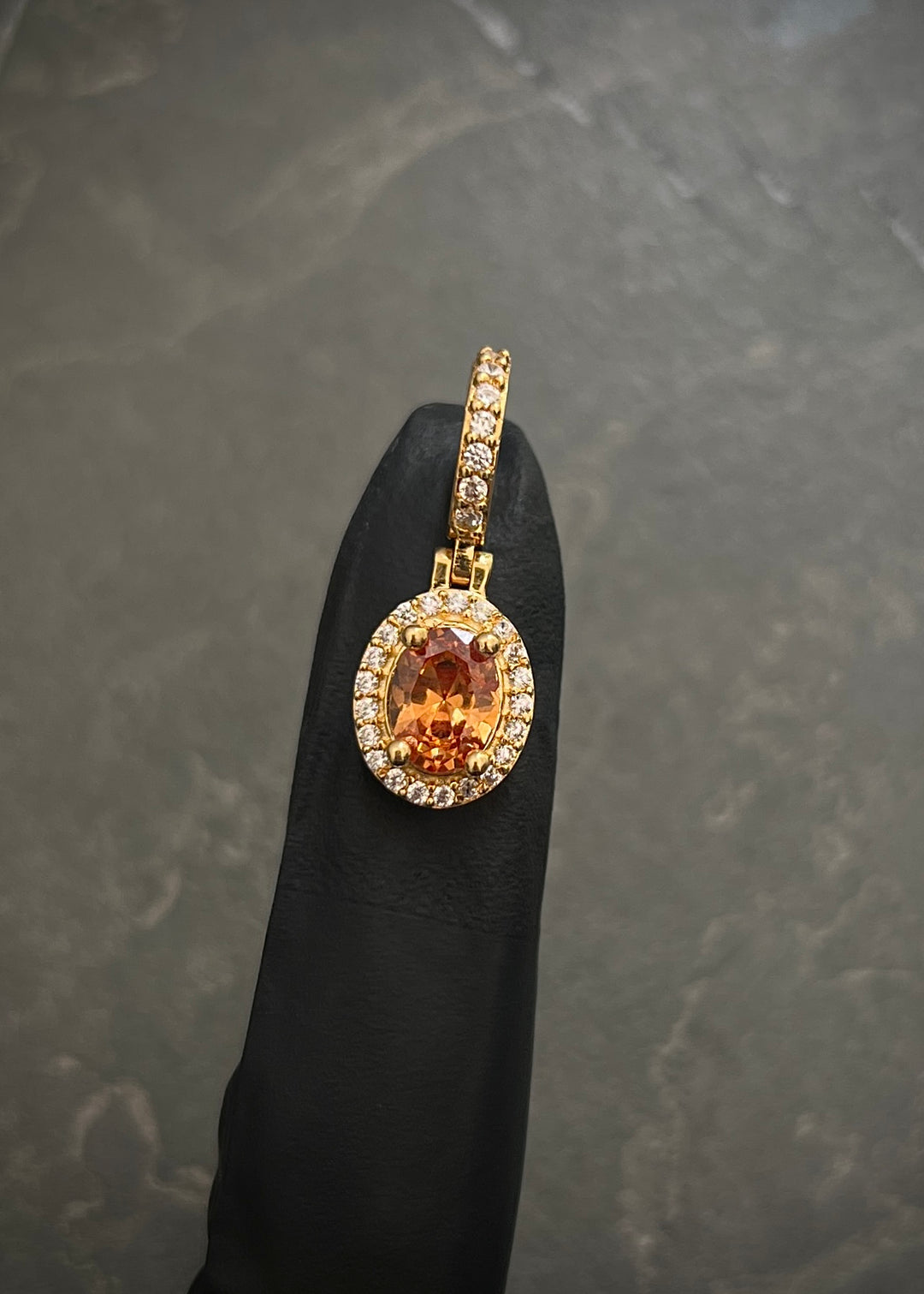 Dije ovalado con swarovski naranja y blanco 2.8gr / Largo 2.4cm — Oro Amarillo