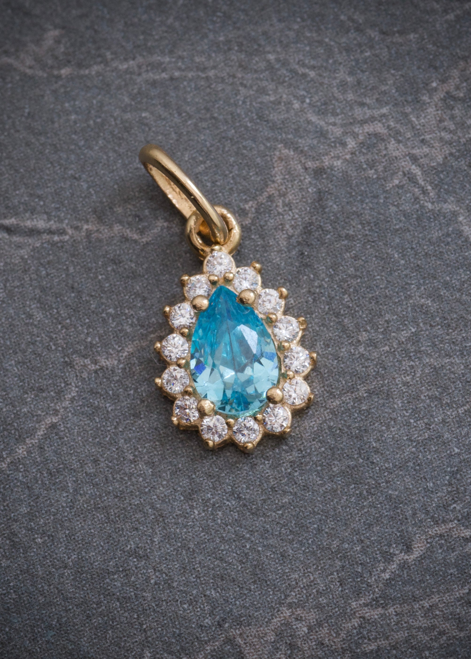 Dije gota con swarovski azul y blanco 0.75gr / Largo 1.6cm / Oro Amarillo Nac M