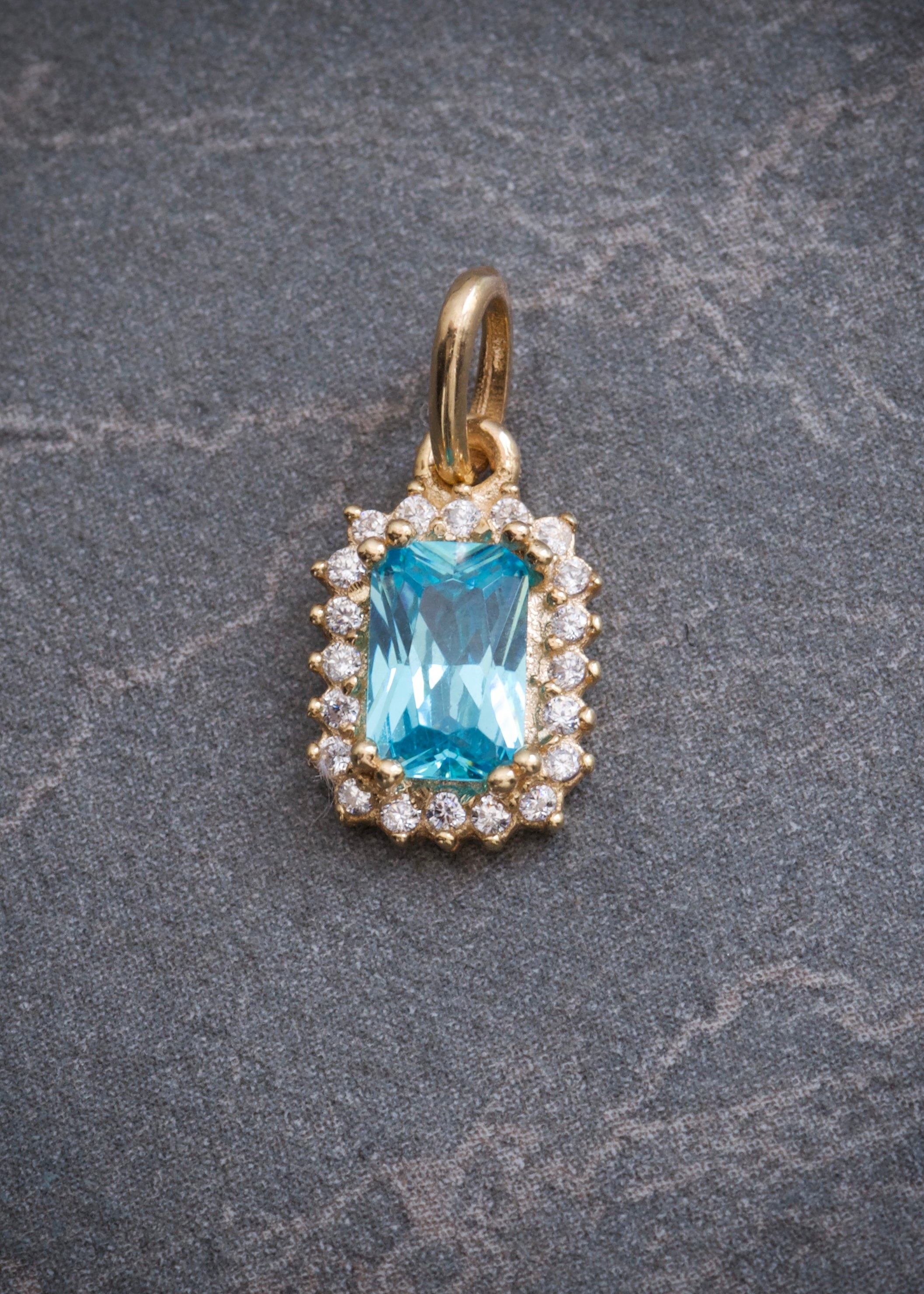 Dije con swarovski azul y blanco 1gr / Largo 1.5cm / Oro Amarillo Nac M