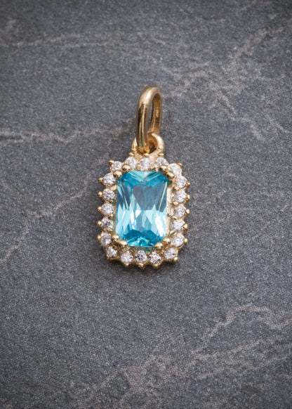 Dije con swarovski azul y blanco 1gr / Largo 1.5cm / Oro Amarillo Nac M