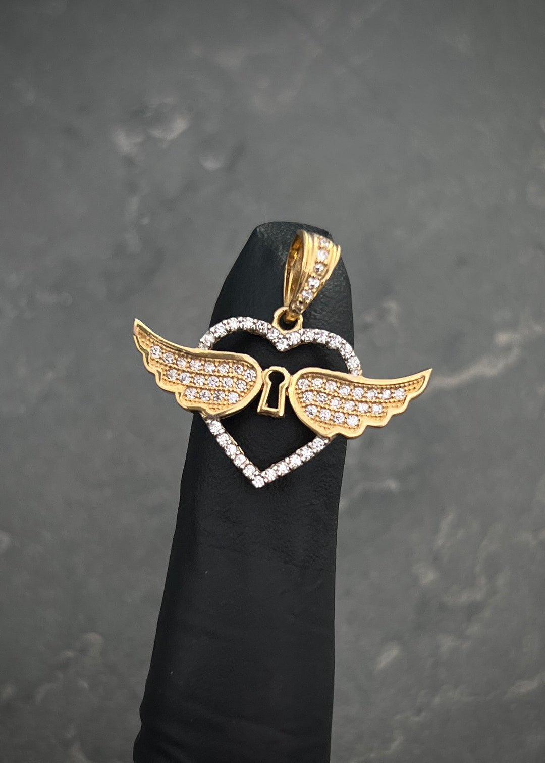Dije corazon con alas 2.9gr / Largo 2.1cm — Oro Amarillo