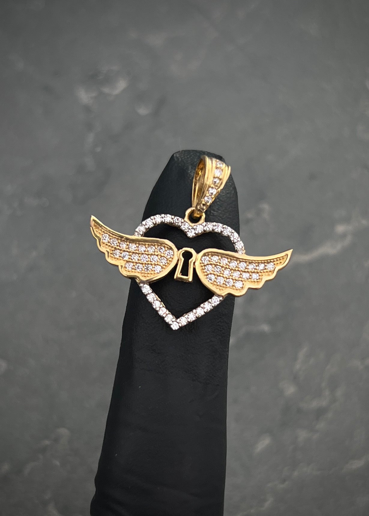 Dije corazon con alas 2.85gr / Largo 2.1cm / Oro Amarillo Nac M