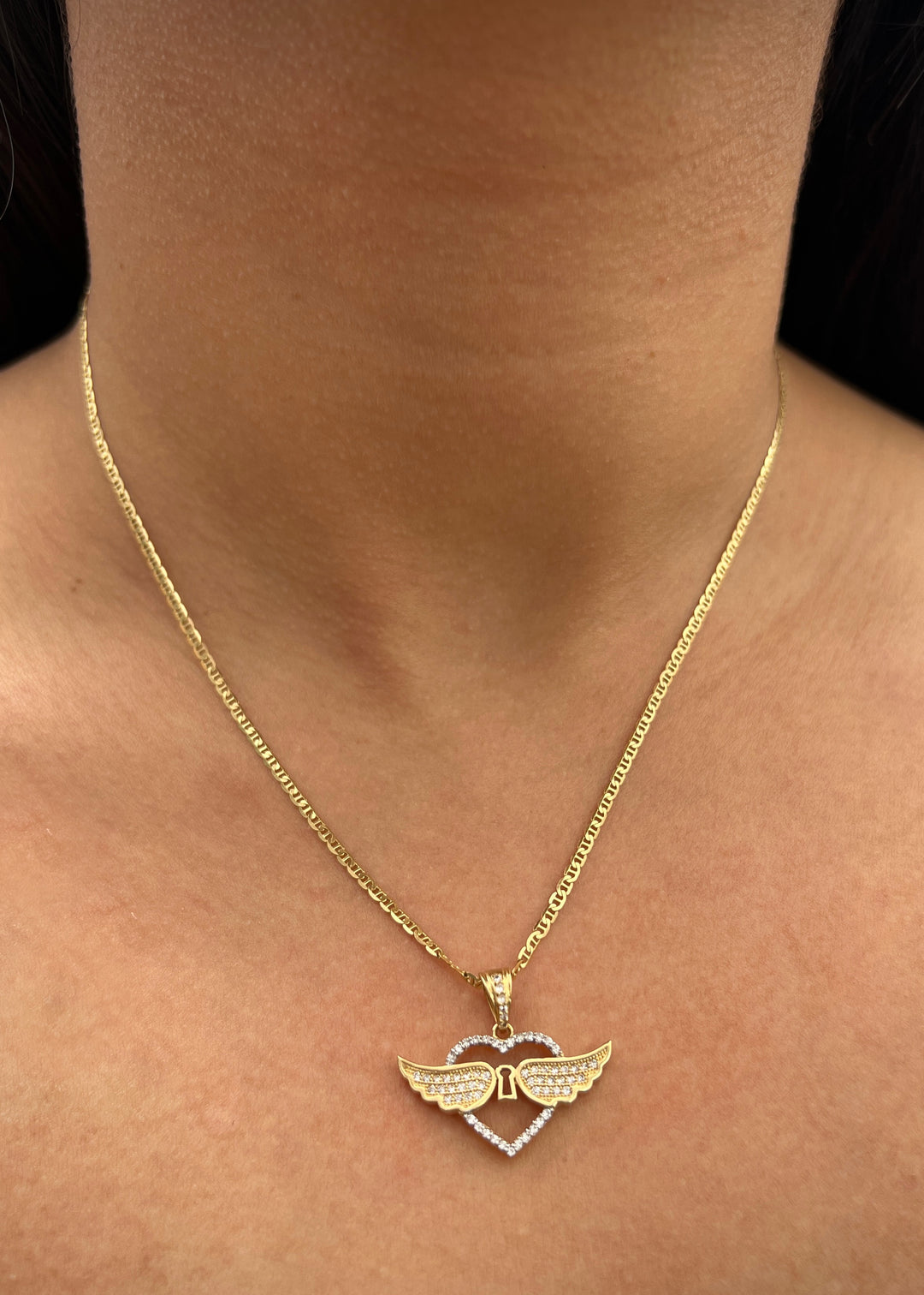 Dije corazon con alas 2.9gr / Largo 2.1cm — Oro Amarillo