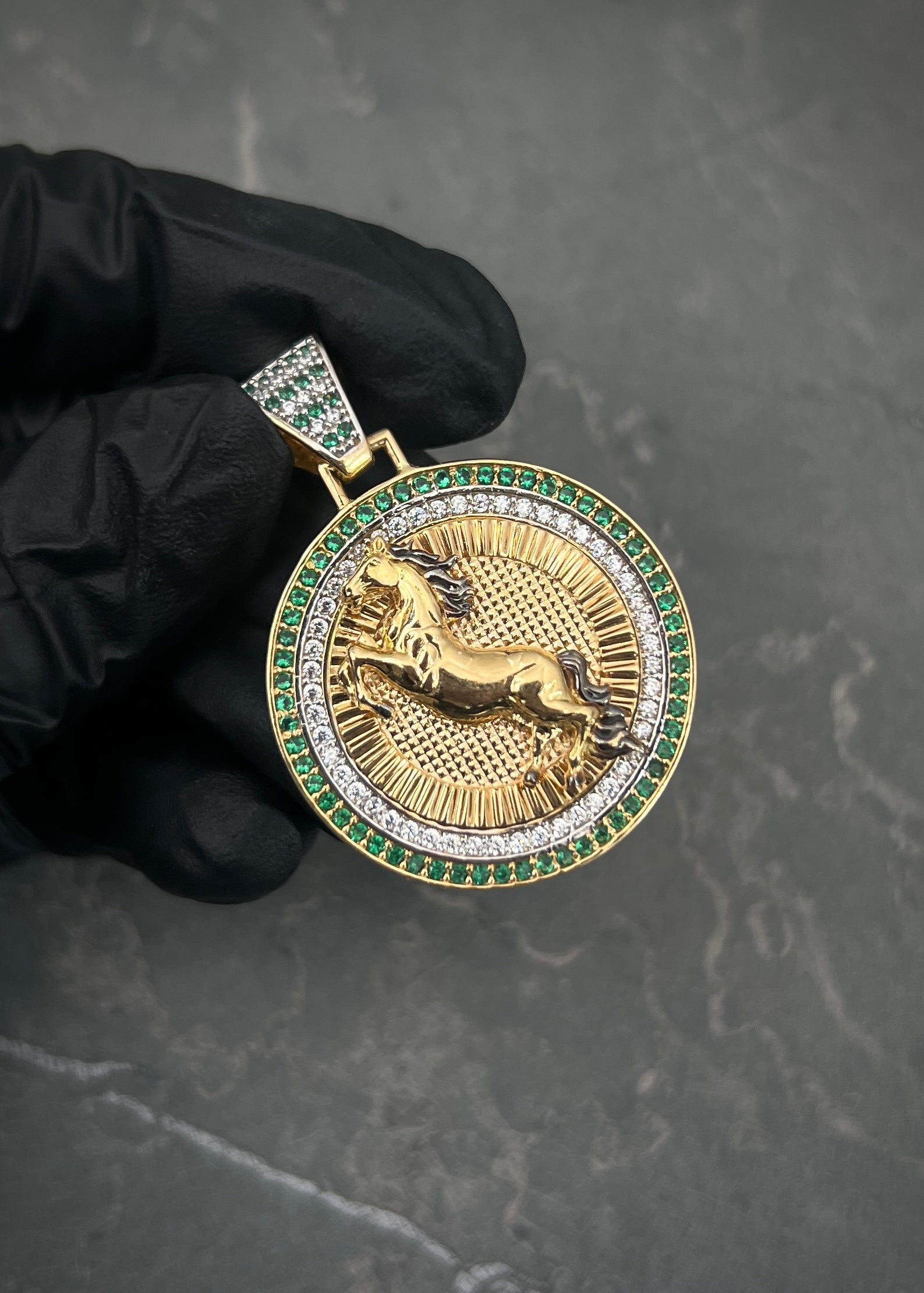 Dije medalla de caballo 10.35gr / Largo 4cm / Oro Amarillo Nac M