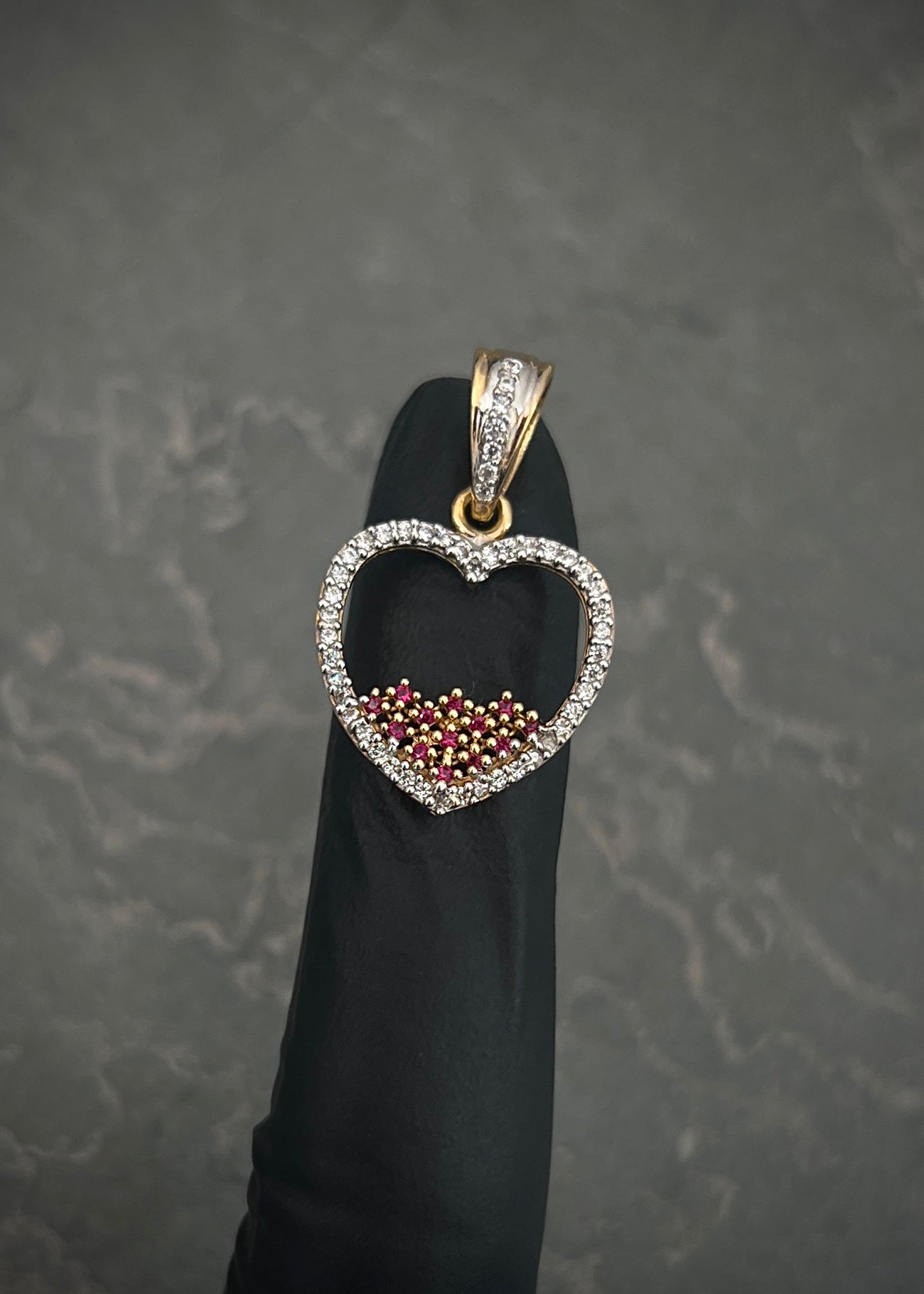 Dije corazon con swarovski fucsia y blanco 2.5gr / Largo 2.5cm / Oro Amarillo Nac M