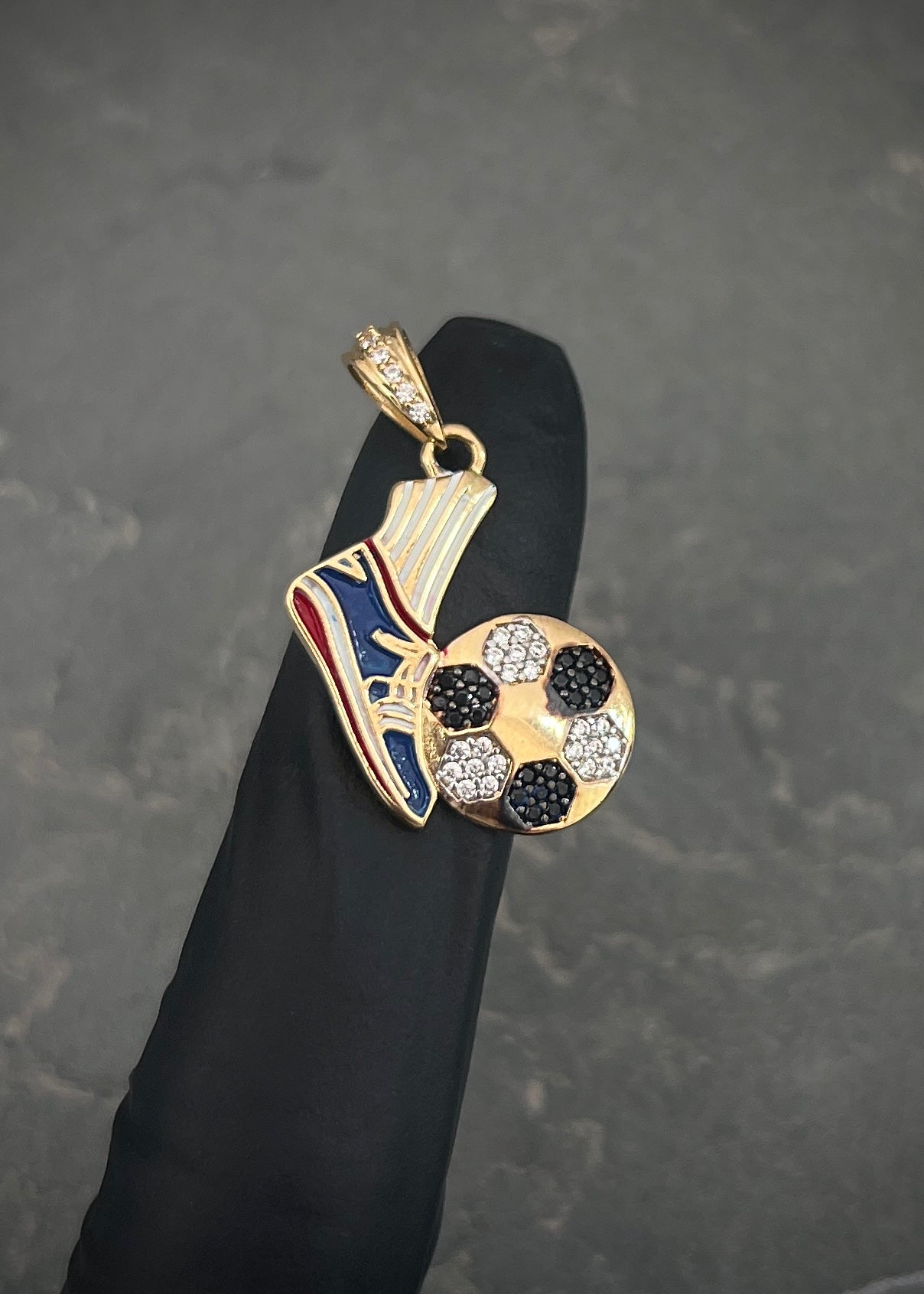 Dije balon con swarovski blanco y negro 2.7gr / Largo 2.6cm / Oro Amarillo Nac M