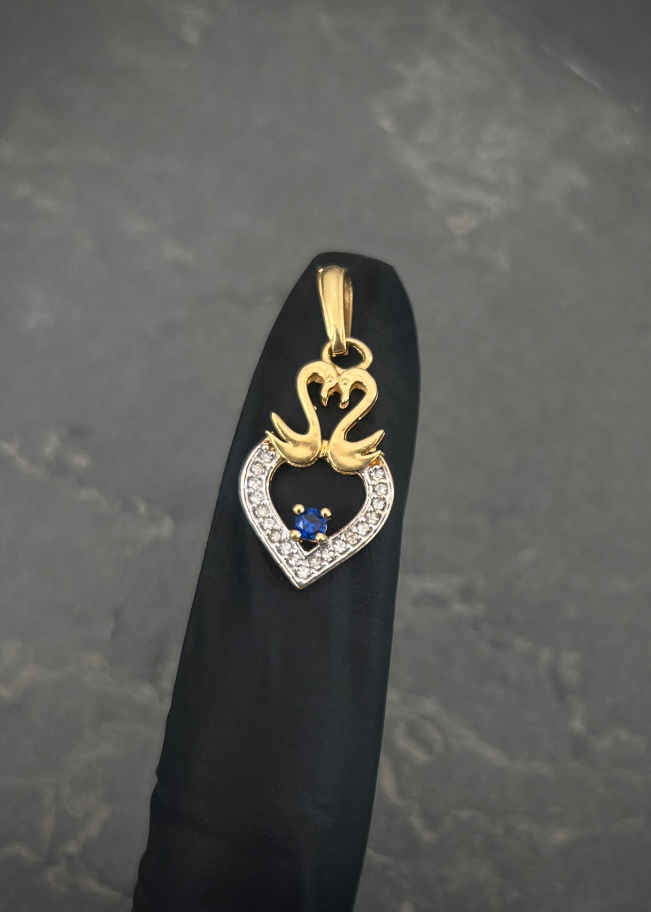 Dije corazon con swarovski blanco y azul 2.1gr / Largo 2.6cm / Oro Amarillo Nac M