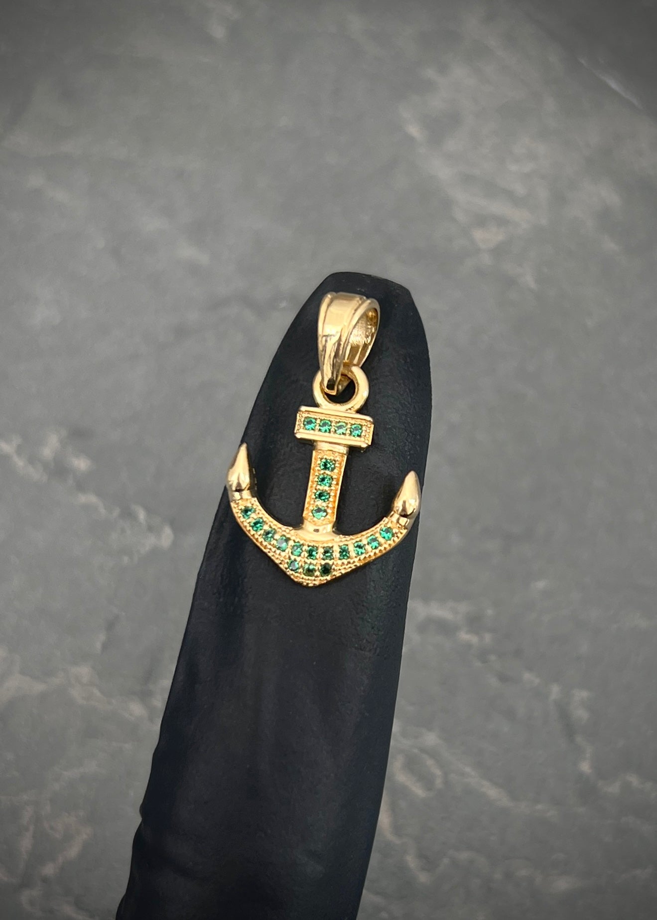 Dije ancla con swarovski verde 1.75gr / Largo 2.2cm / Oro Amarillo Nac M