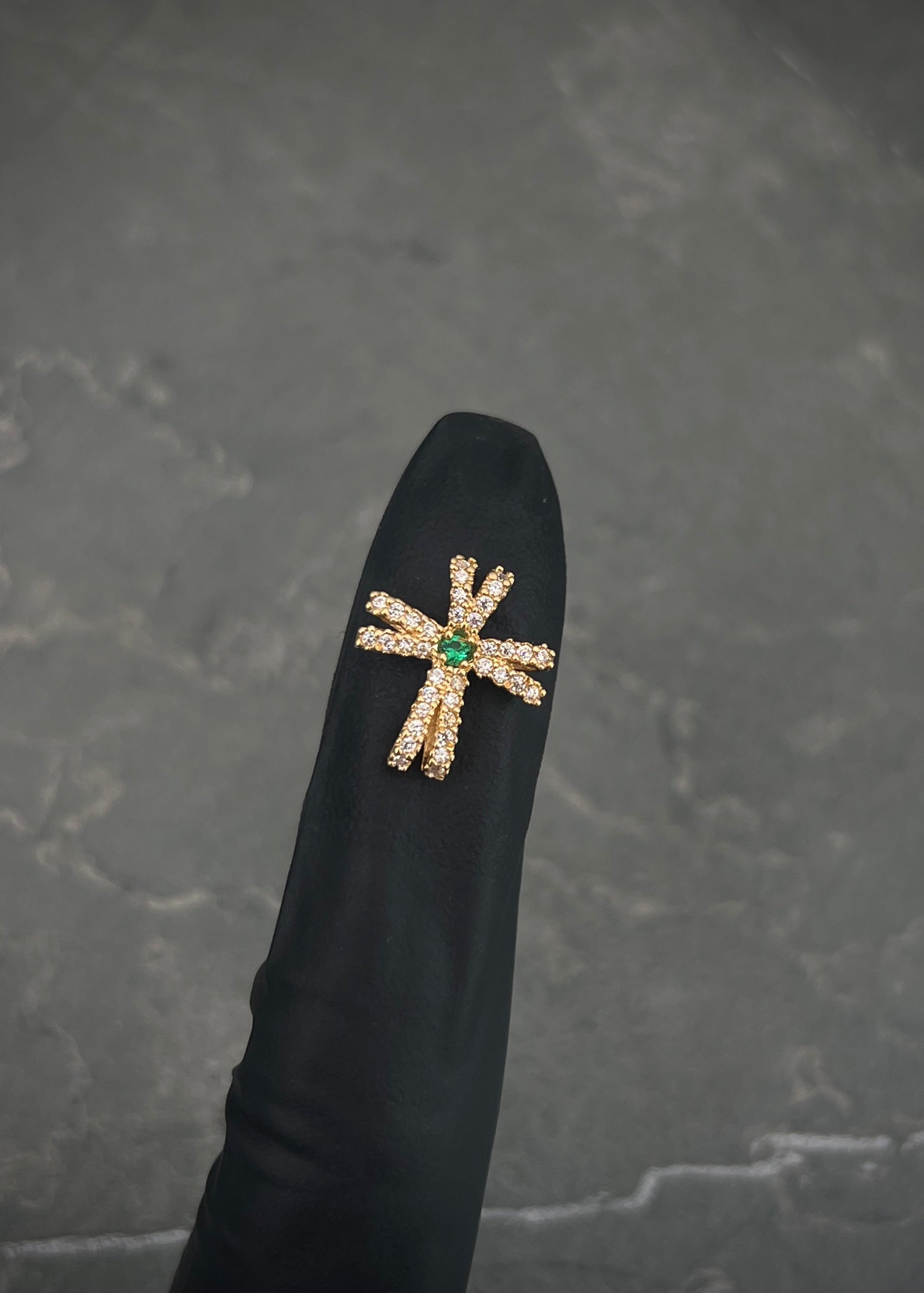 Dije cruz con swarovski verde y blanco 1gr / Largo 1.4cm / Oro Amarillo Nac M