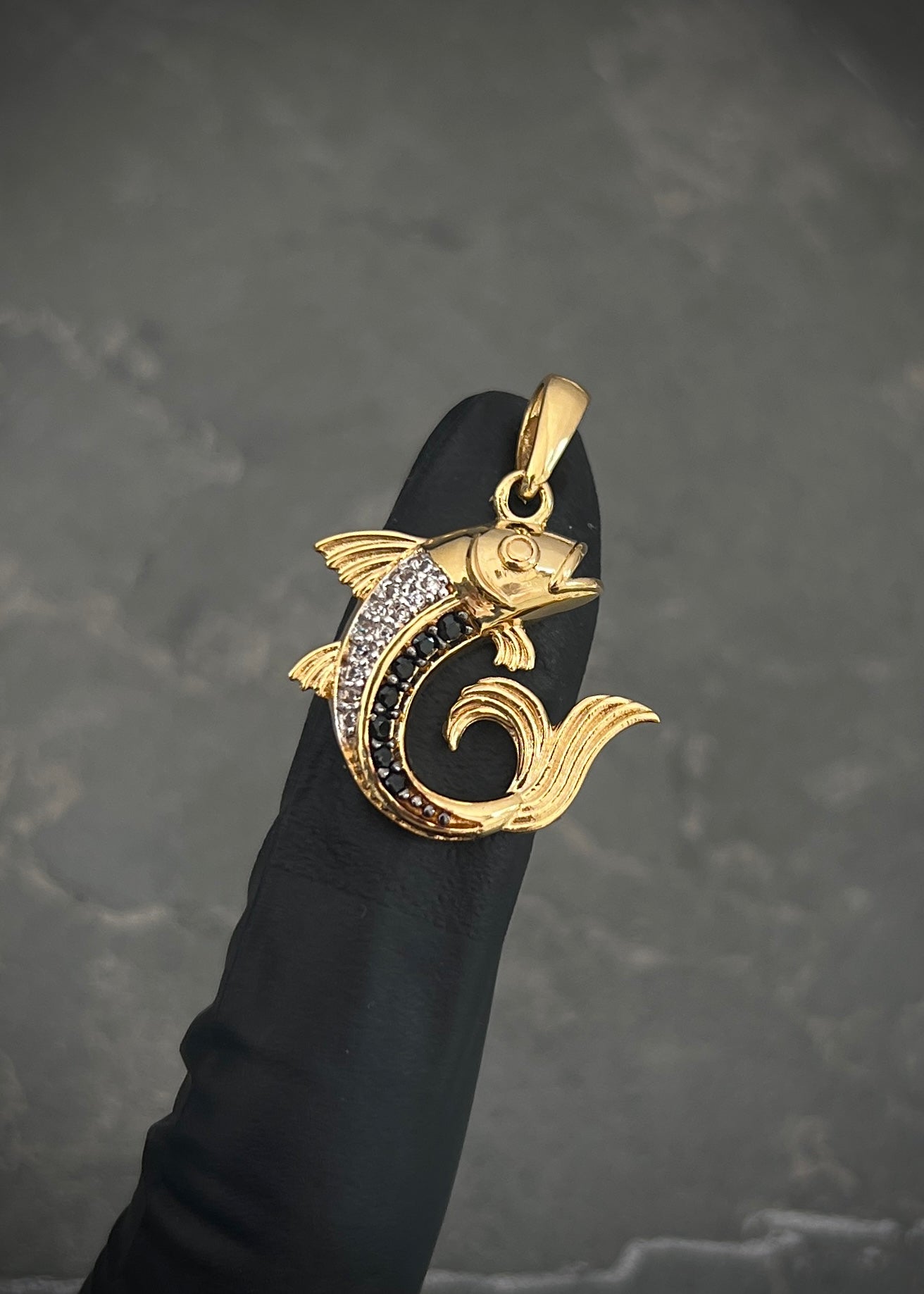 Dije de pez con swarovski negro y blanco 3.55gr / Largo 2.6cm / Oro Amarillo Nac M