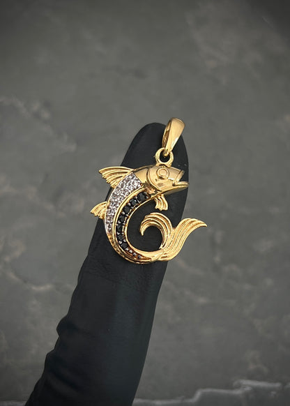 Dije de pez con swarovski negro y blanco 3.55gr / Largo 2.6cm / Oro Amarillo Nac M