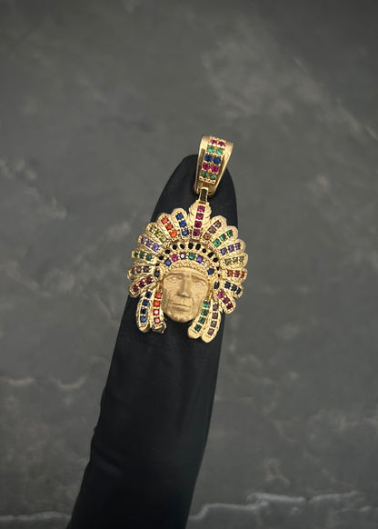 Dije de indio con swarovski multicolor 4.8gr / Largo 3cm / Oro Amarillo Nac M