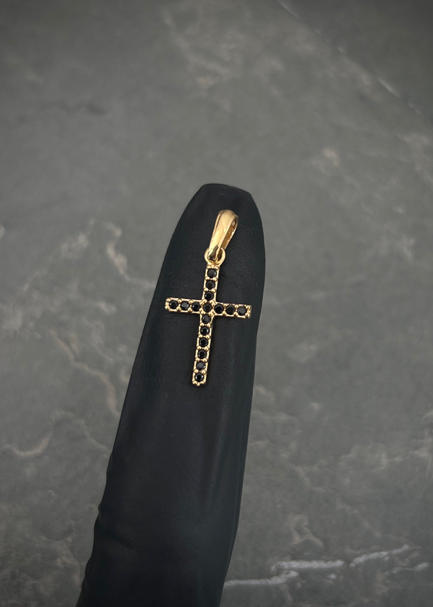 Dije cruz con swarovski negro 0.85gr / Largo 2.2cm / Oro Amarillo Nac B