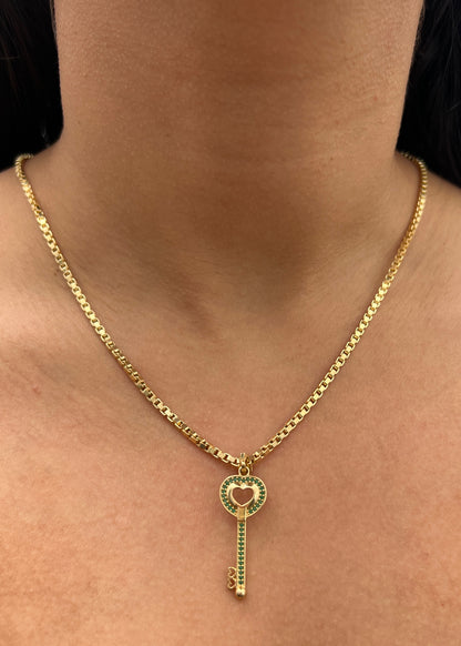 Dije llave con swarovski verde 2.5gr / Largo 3.9cm / Oro Amarillo Nac B