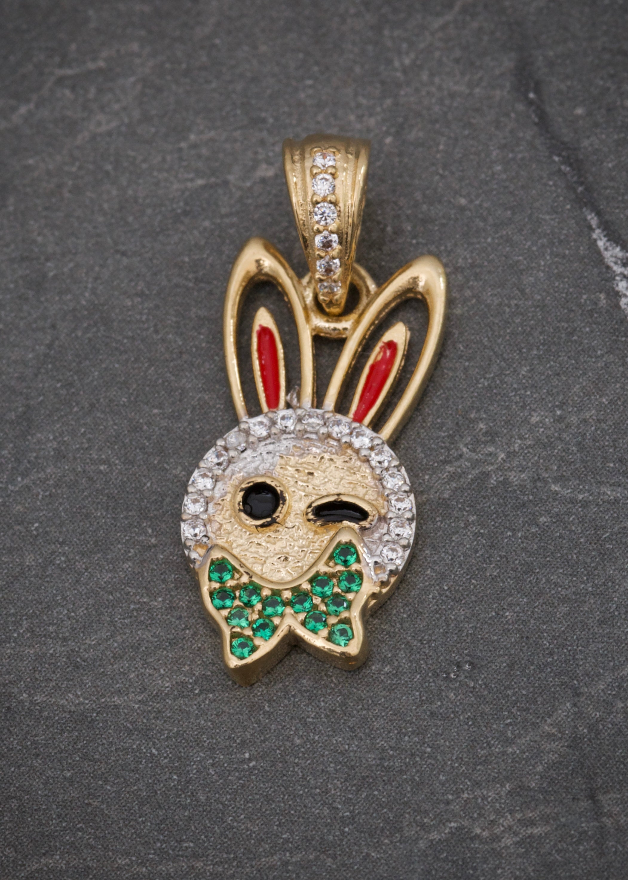 Dije conejo con swarovski blanco y verde 2.5gr / Largo 2,5cm / Oro Amarillo Nac M