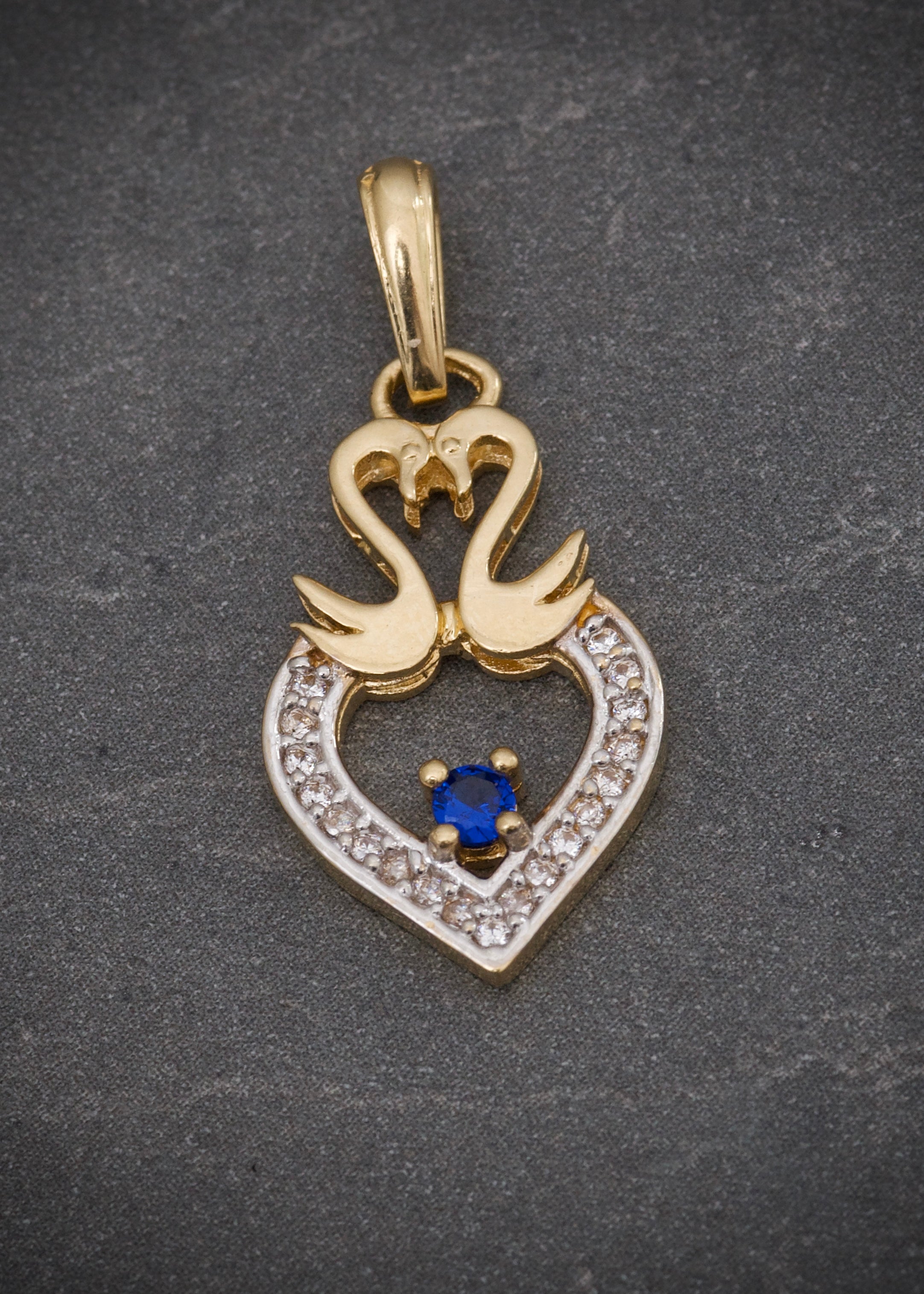 Dije corazon con swarovski blanco y azul 2.1gr / Largo 2.6cm / Oro Amarillo Nac M
