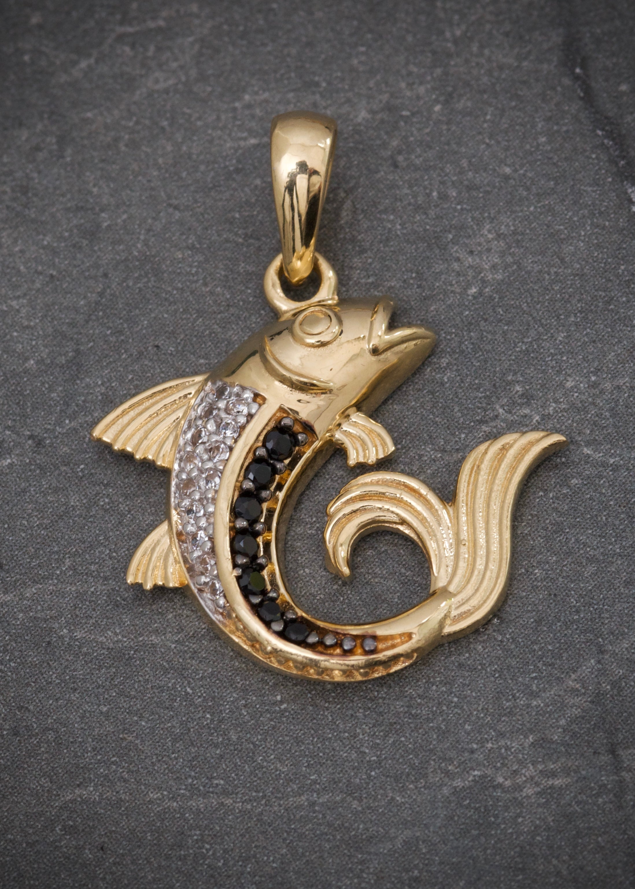 Dije de pez con swarovski negro y blanco 3.55gr / Largo 2.6cm / Oro Amarillo Nac M