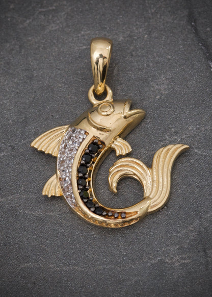 Dije de pez con swarovski negro y blanco 3.55gr / Largo 2.6cm / Oro Amarillo Nac M