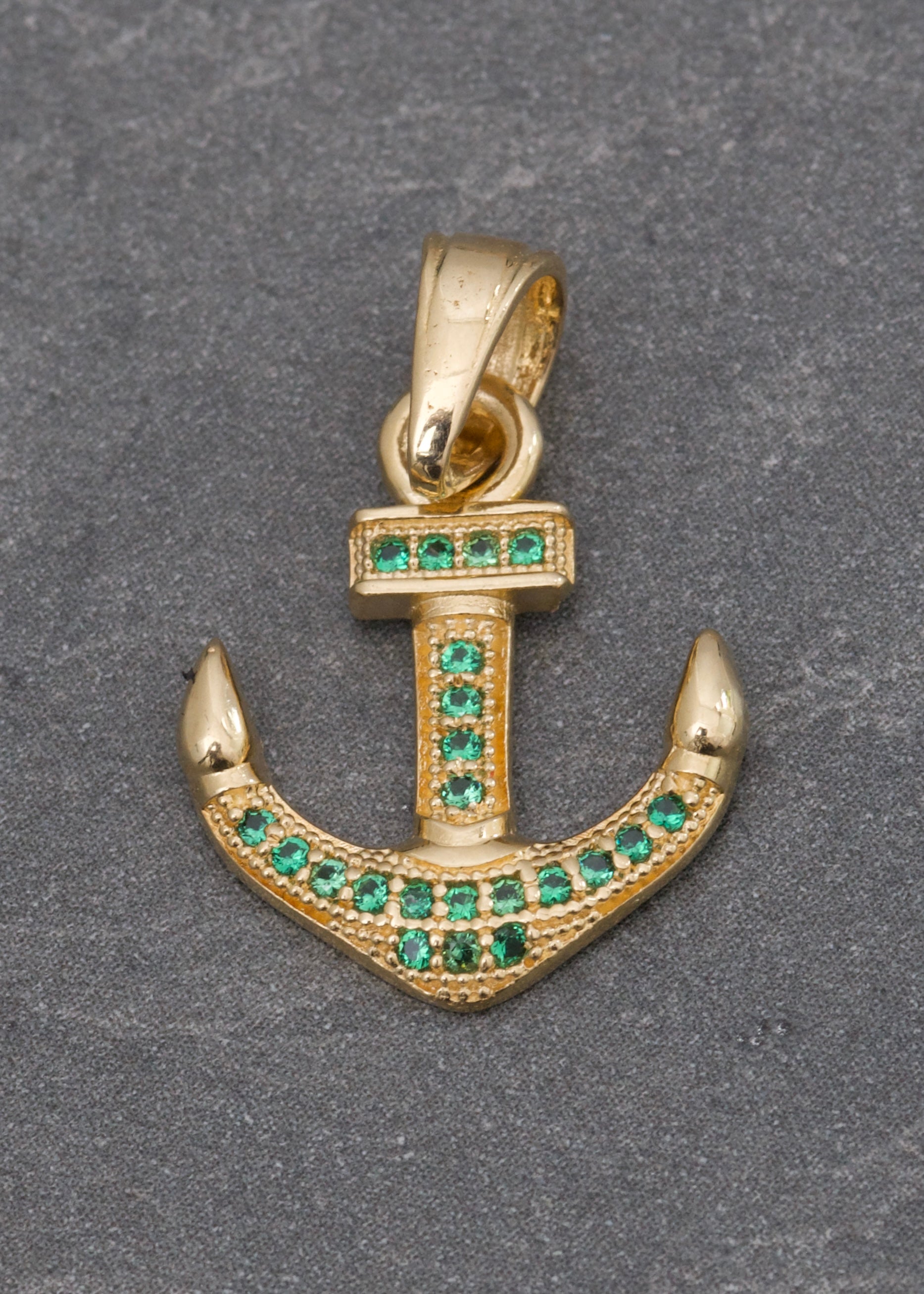 Dije ancla con swarovski verde 1.75gr / Largo 2.2cm / Oro Amarillo Nac M