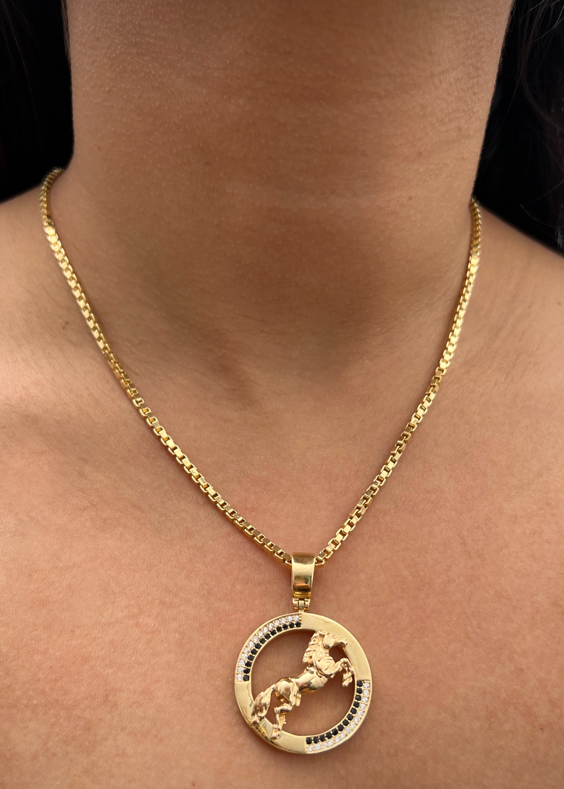 Dije caballo con swarovski negro y blanco 8.9gr / Largo 4.1cm / Oro Amarillo Nac B