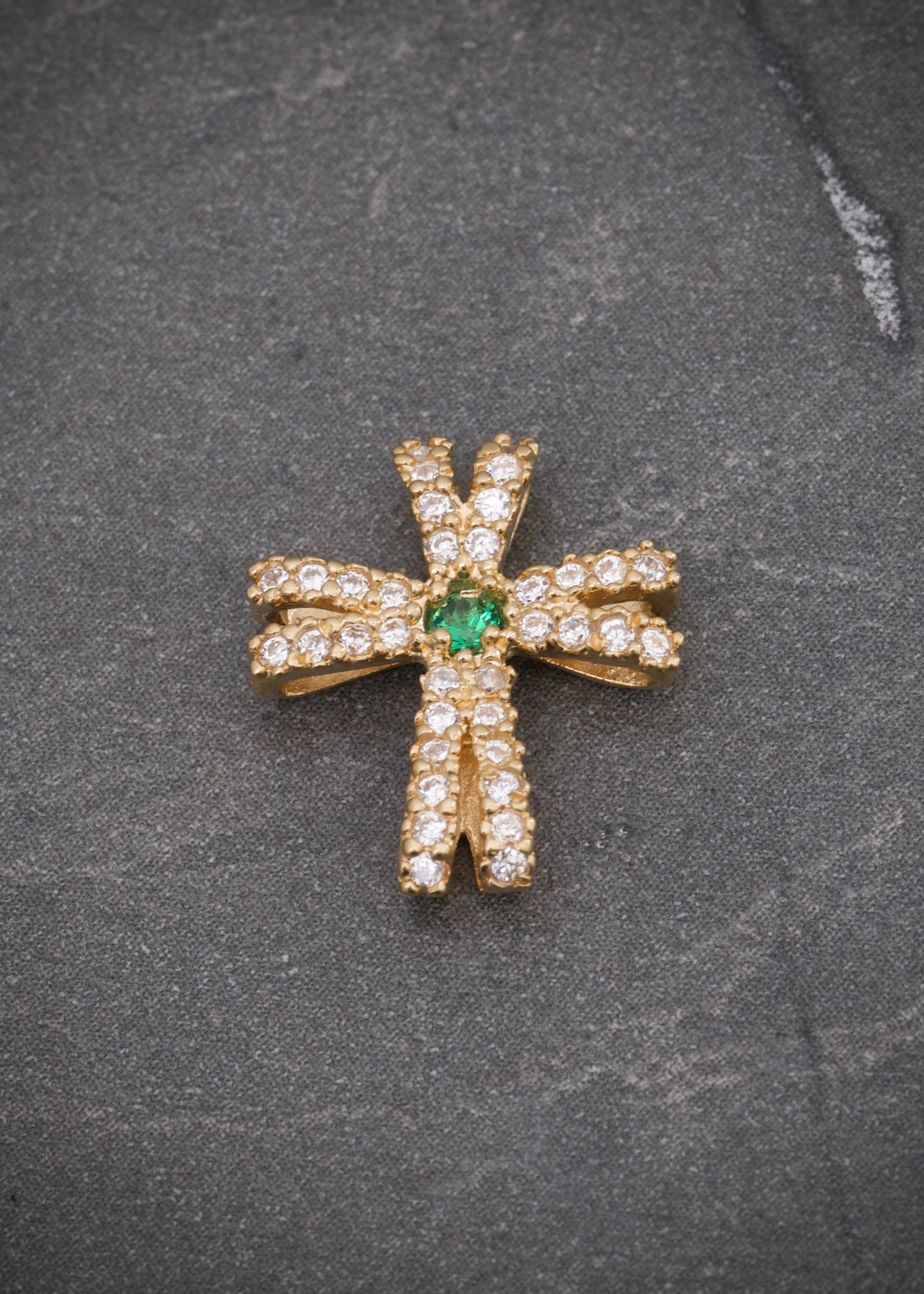 Dije cruz con swarovski verde y blanco 1gr / Largo 1.4cm / Oro Amarillo Nac M