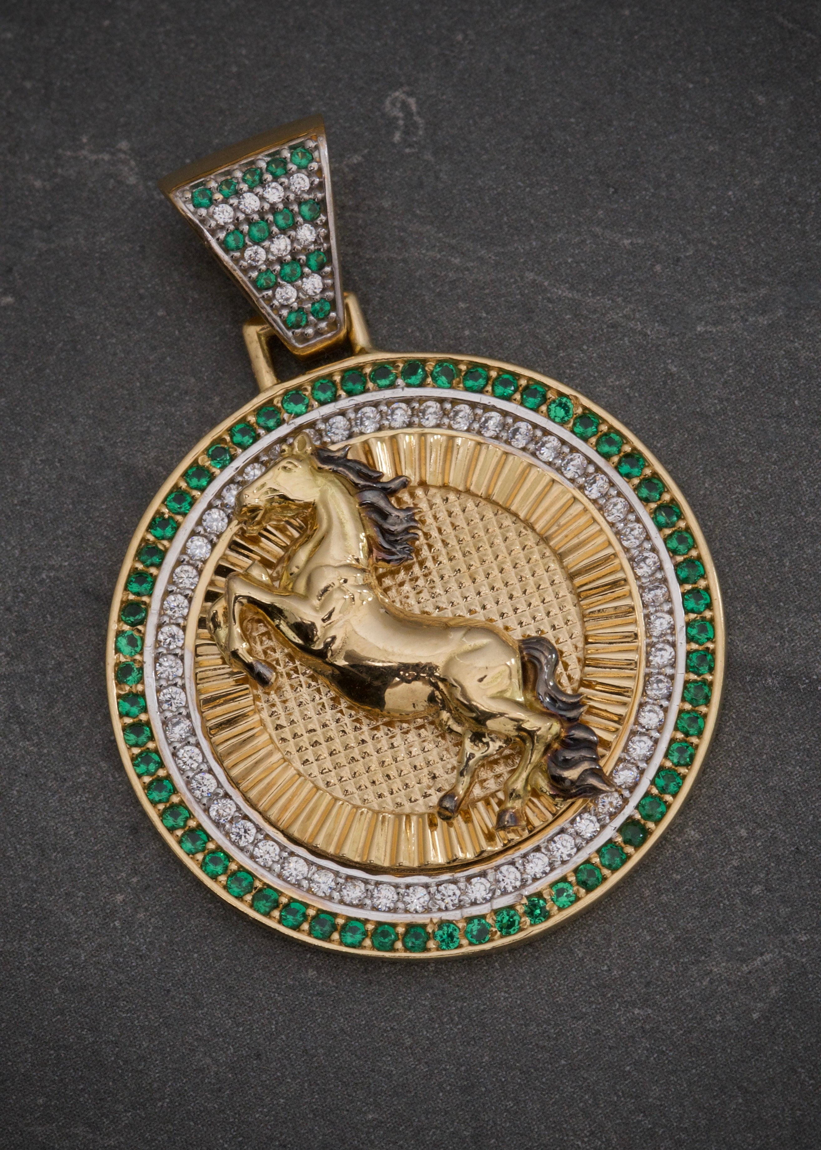 Dije medalla de caballo 10.35gr / Largo 4cm / Oro Amarillo Nac M