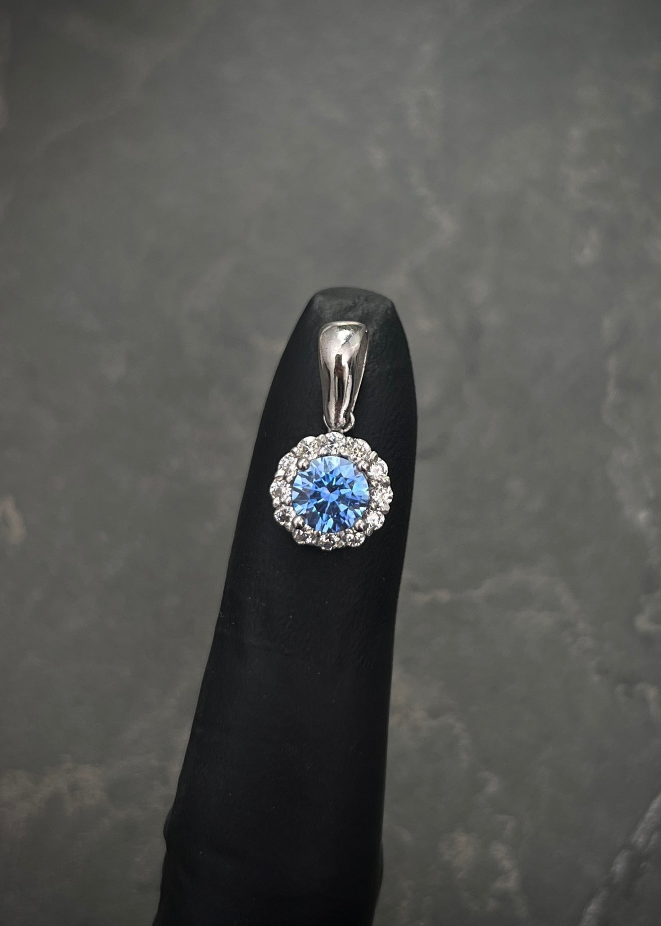 Dije flor con swarovski azul y blanco 1.85gr / Largo 1.8cm / Oro Blanco Nac P