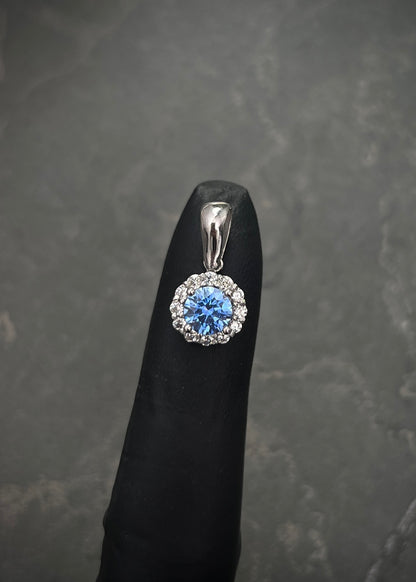 Dije flor con swarovski azul y blanco 1.85gr / Largo 1.8cm / Oro Blanco Nac P