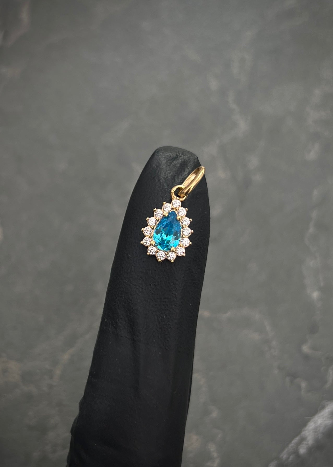 Dije gota con swarovski azul y blanco 0.75gr / Largo 1.6cm / Oro Amarillo Nac P