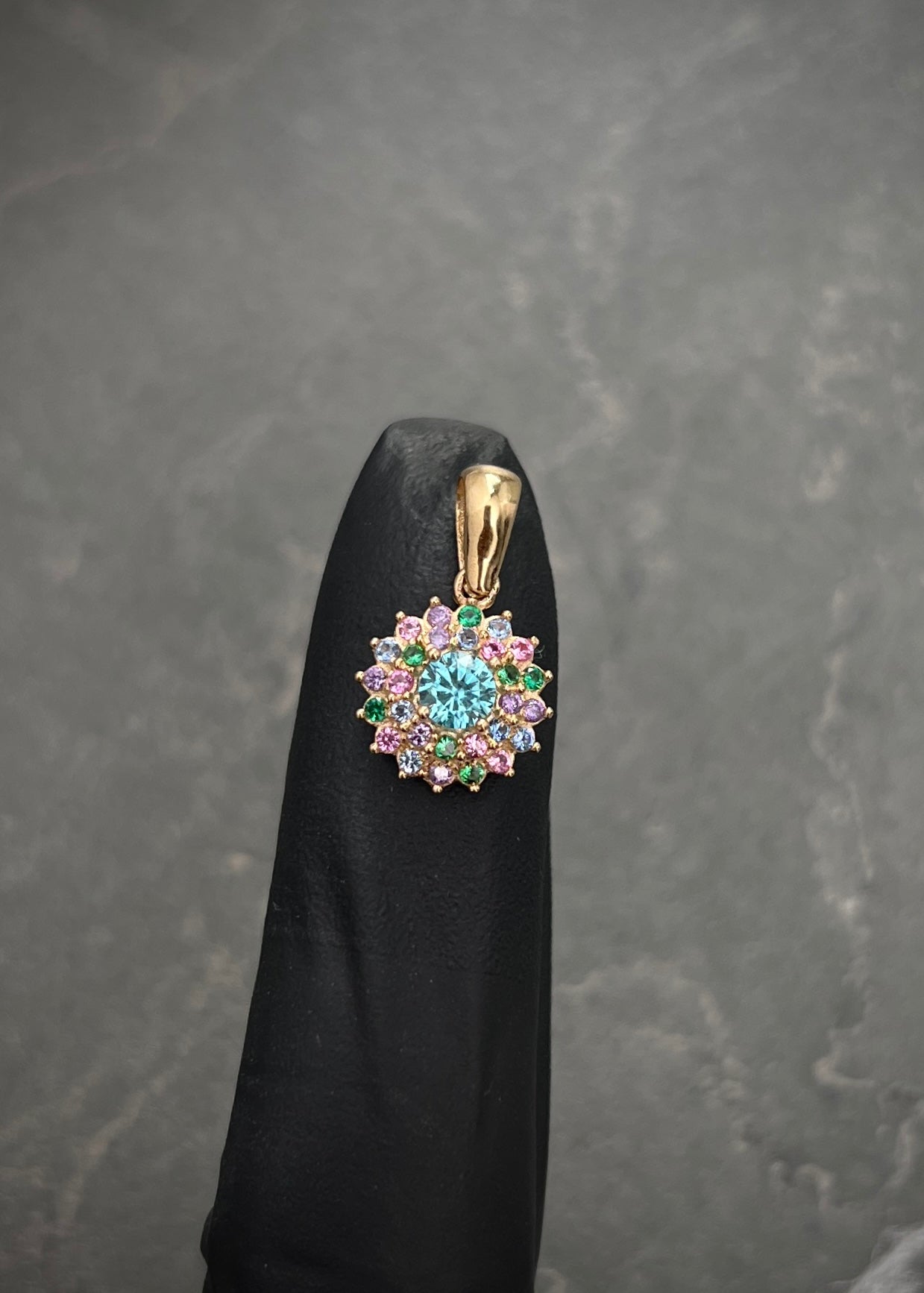 Dije flor con swarovski multicolor 1.75gr / Largo 1.7cm / Oro Amarillo Nac P