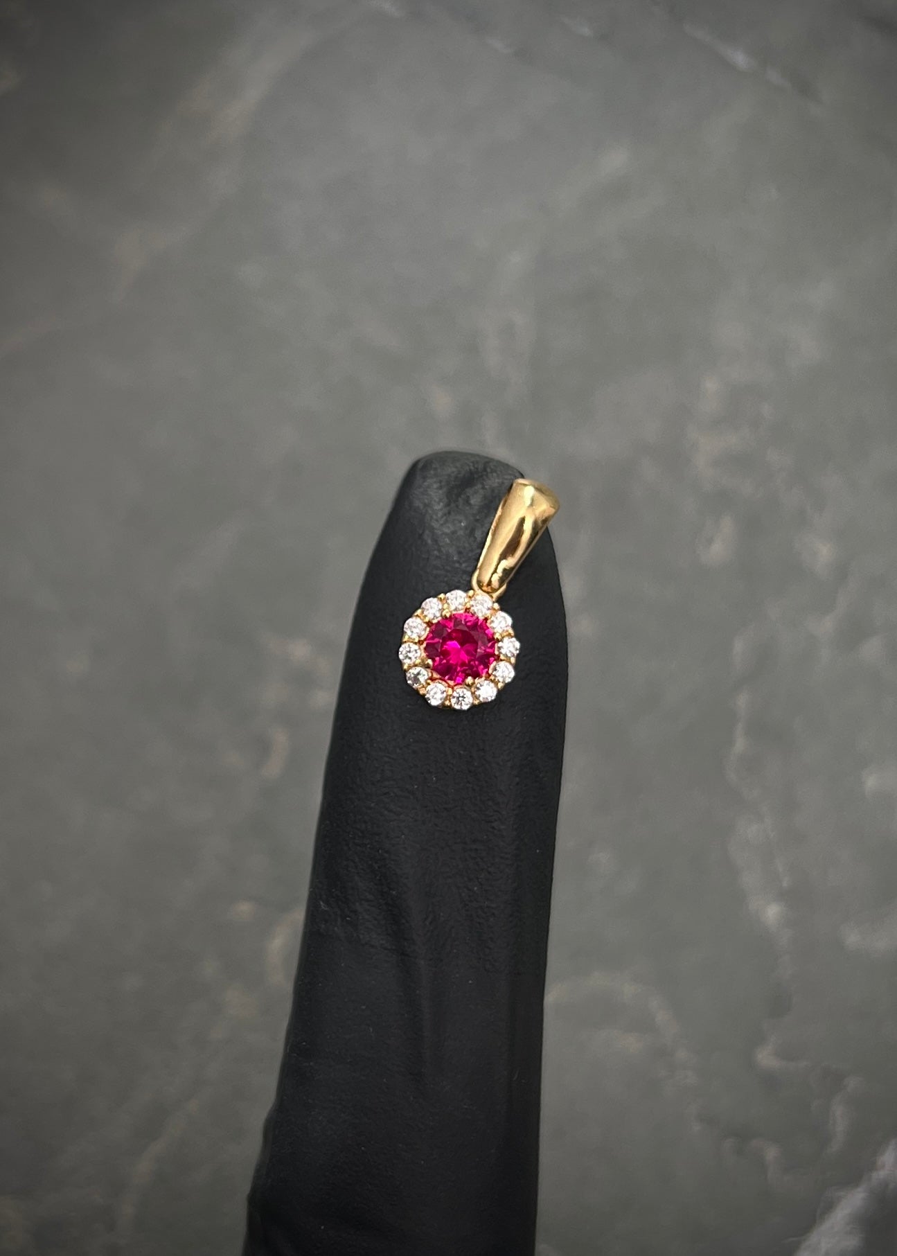 Dije flor con swarovski fucsia y blanco 0.85gr / Largo 1.4cm / Oro Amarillo Nac P
