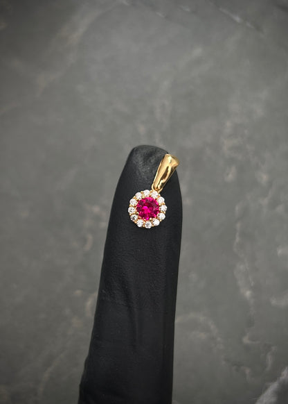 Dije flor con swarovski fucsia y blanco 0.85gr / Largo 1.4cm / Oro Amarillo Nac P