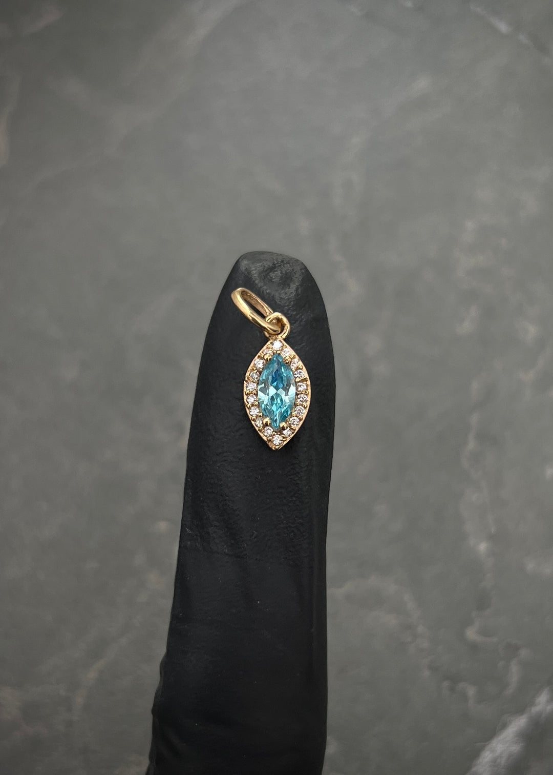 Dije con swarovski azul y blanco 0.8gr / Largo 1.6cm — Oro Amarillo