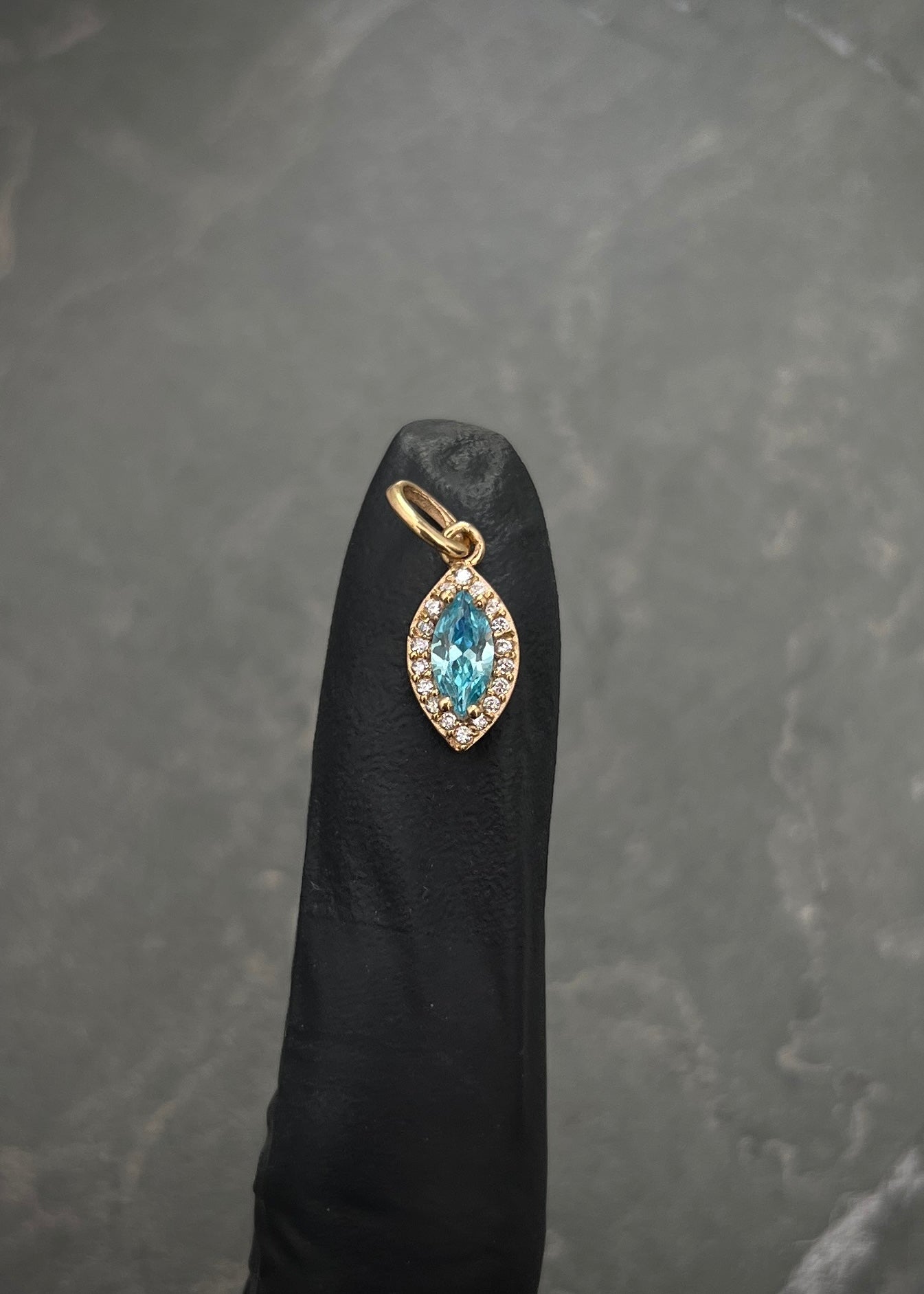 Dije con swarovski azul y blanco 0.8gr / Largo 1.6cm / Oro Amarillo Nac P