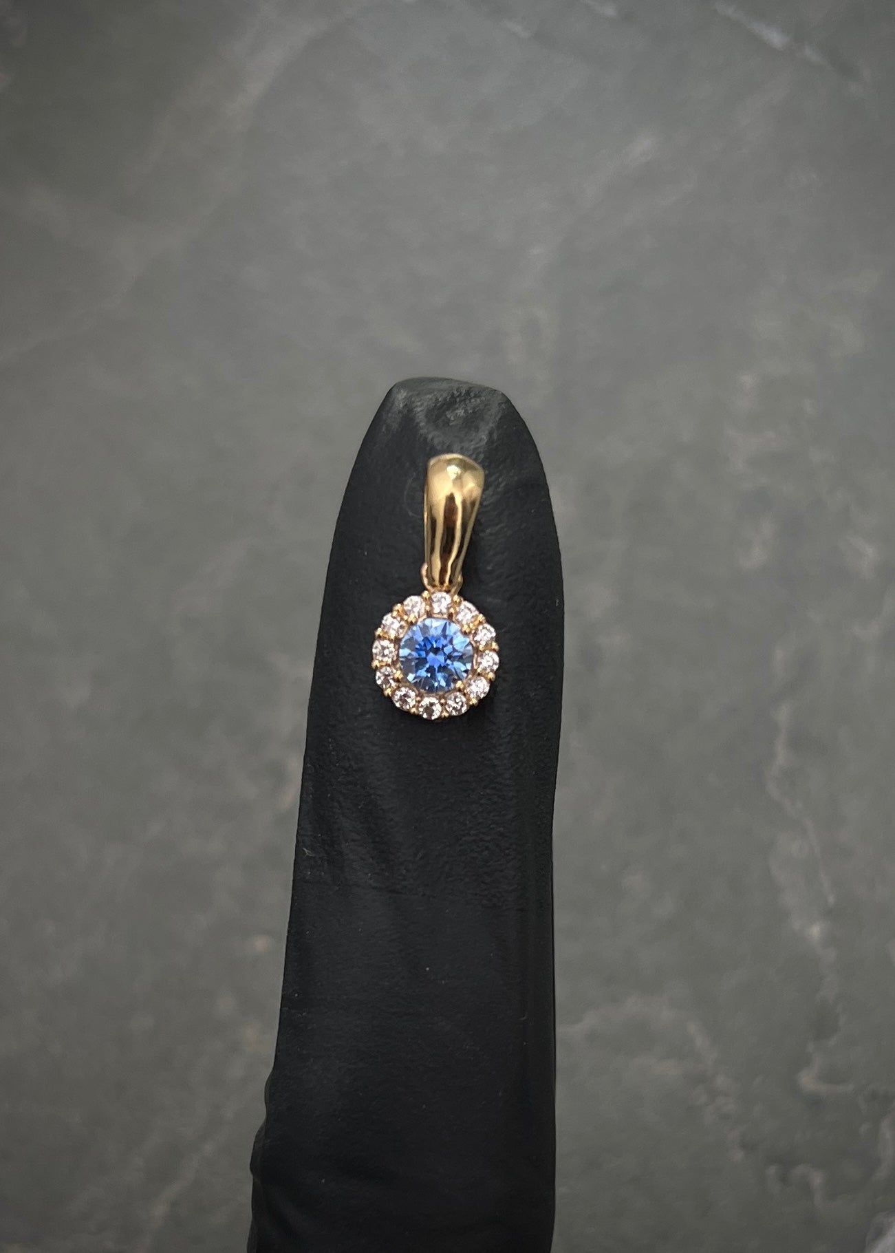 Dije flor con swarovski azul y blanco 0.95gr / Largo 1.4cm / Oro Amarillo Nac P