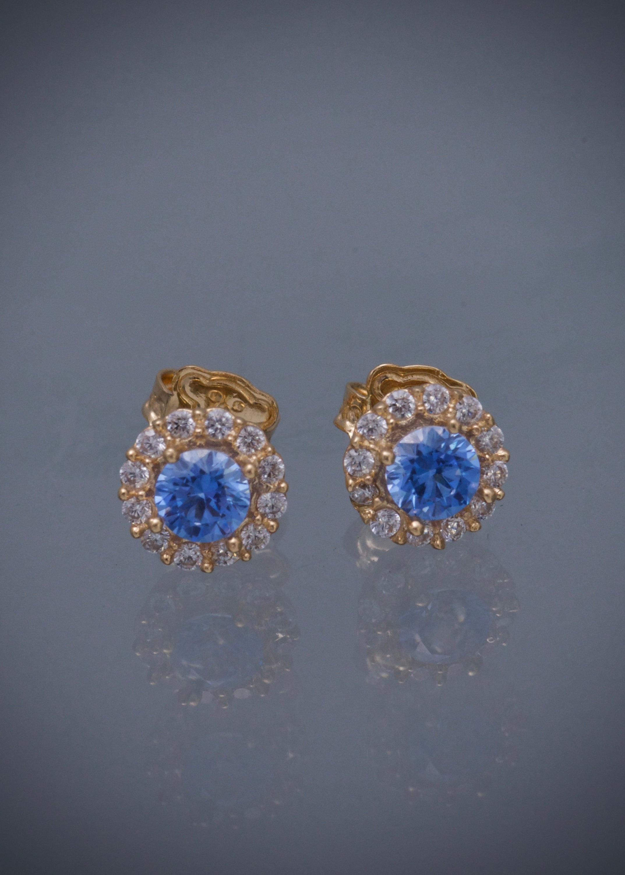 Topos flor con swarovski azul y blanco 2.2gr / Largo 0.7cm / Oro Amarillo Nac P