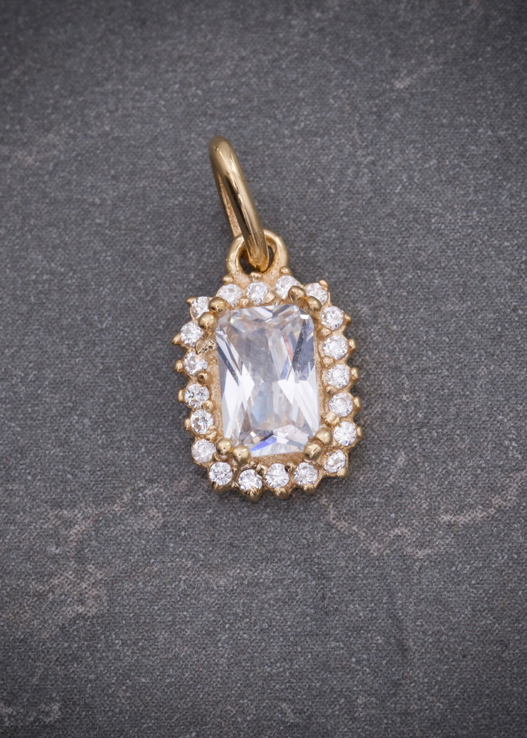 Dije con swarovski blanco 0.95gr / Largo 1.5cm / Oro Amarillo Nac P