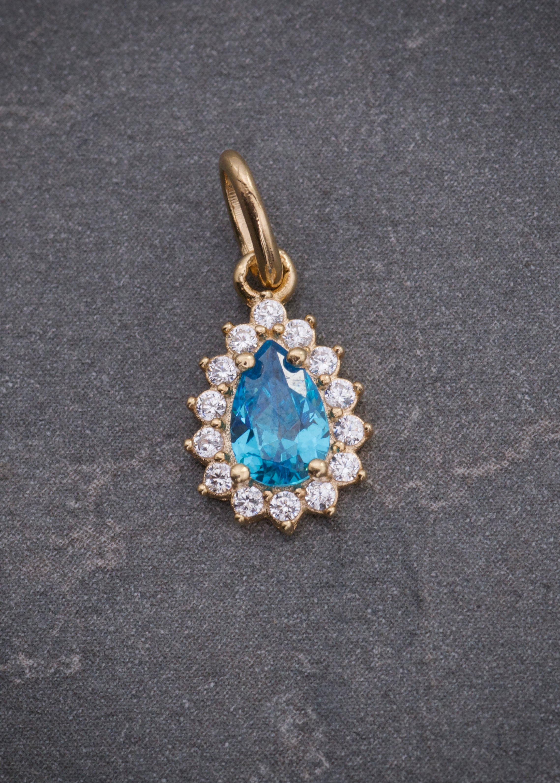 Dije gota con swarovski azul y blanco 0.75gr / Largo 1.6cm / Oro Amarillo Nac P