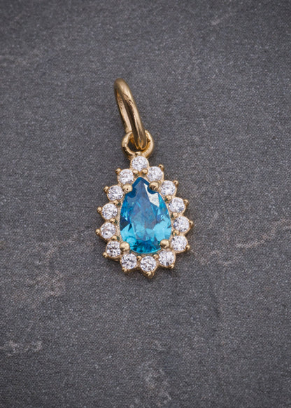 Dije gota con swarovski azul y blanco 0.75gr / Largo 1.6cm / Oro Amarillo Nac P