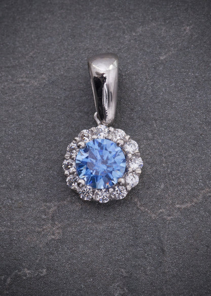 Dije flor con swarovski azul y blanco 1.85gr / Largo 1.8cm / Oro Blanco Nac P