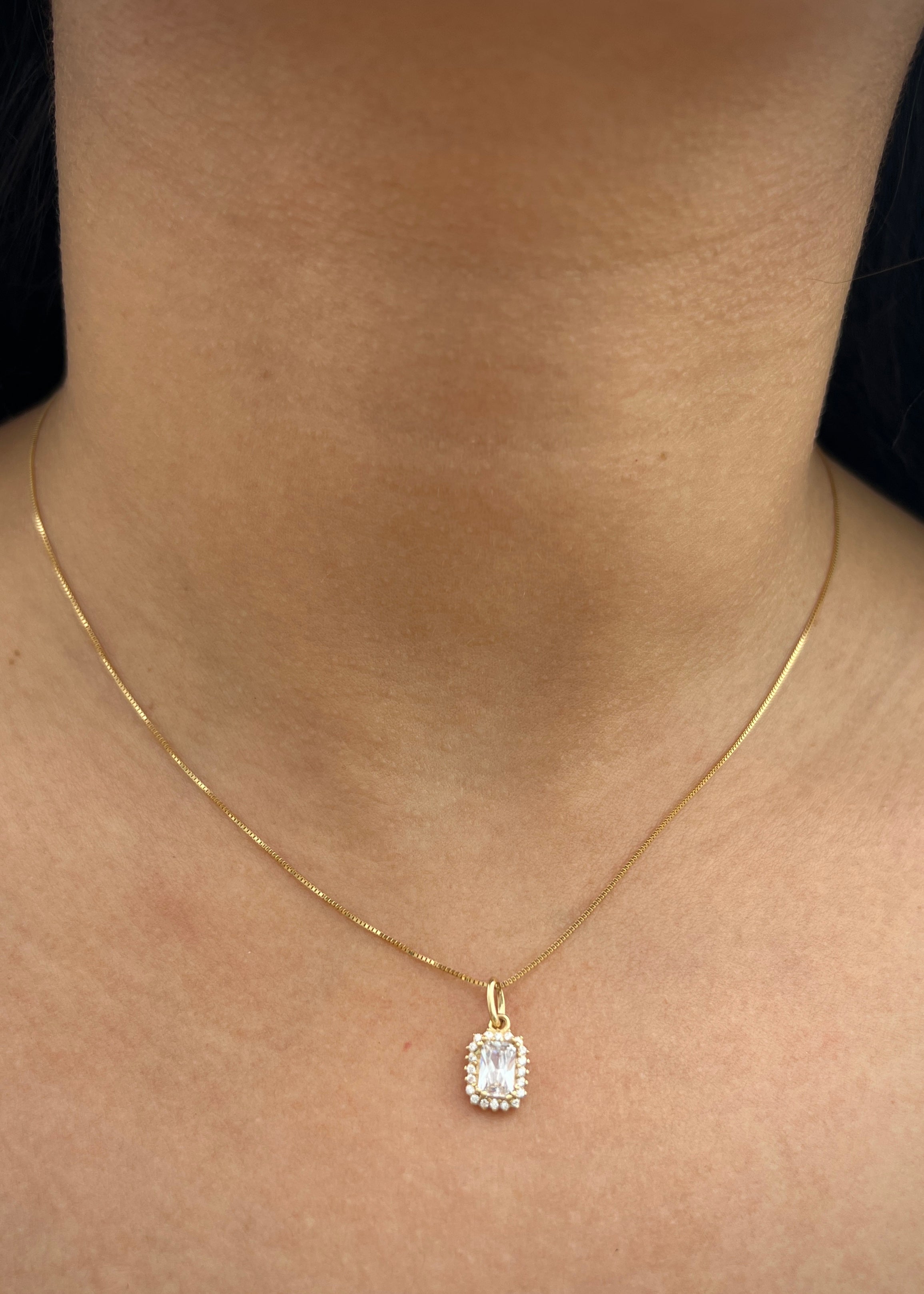 Dije con swarovski blanco 0.95gr / Largo 1.5cm / Oro Amarillo Nac P