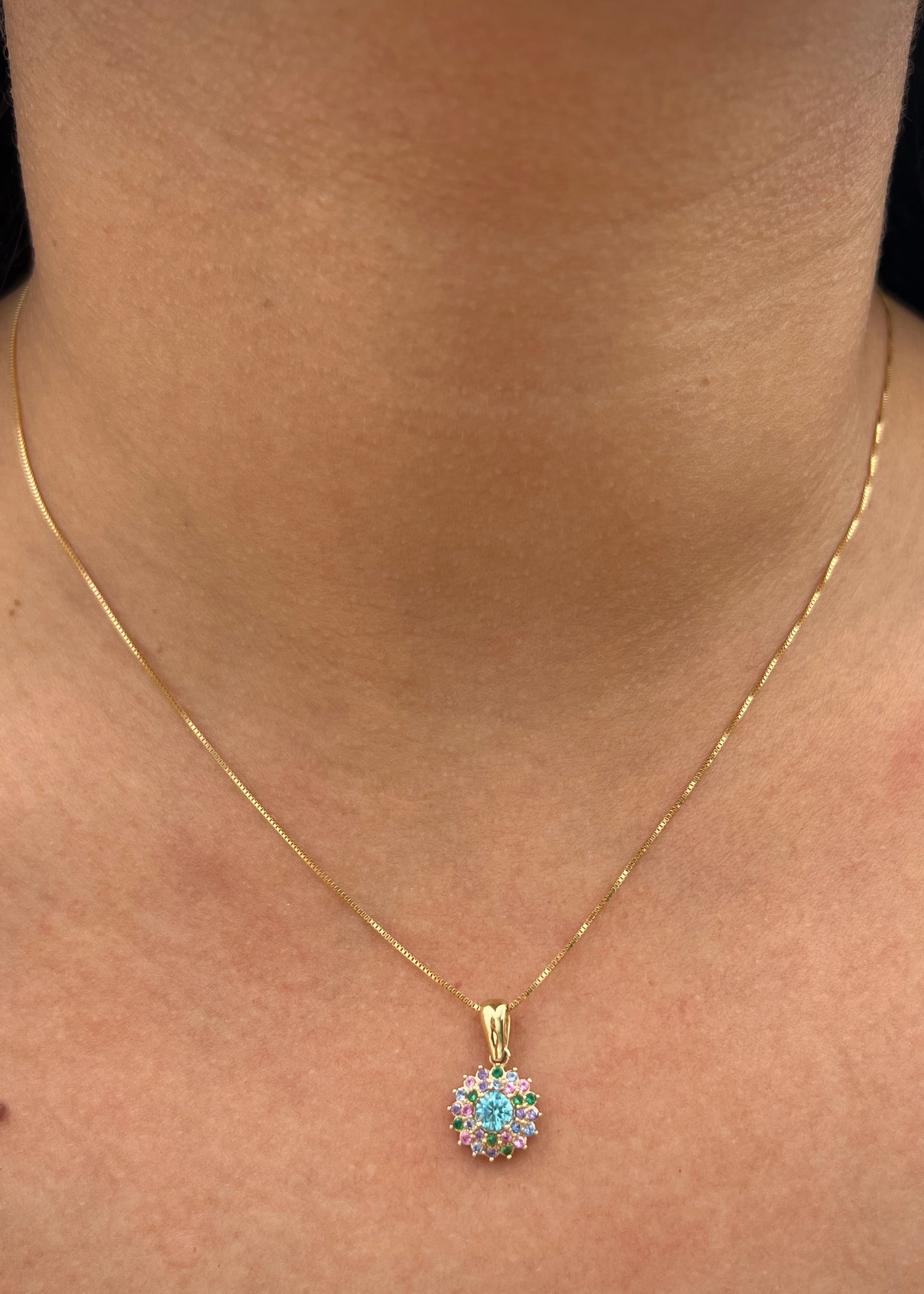 Dije flor con swarovski multicolor 1.75gr / Largo 1.7cm / Oro Amarillo Nac P