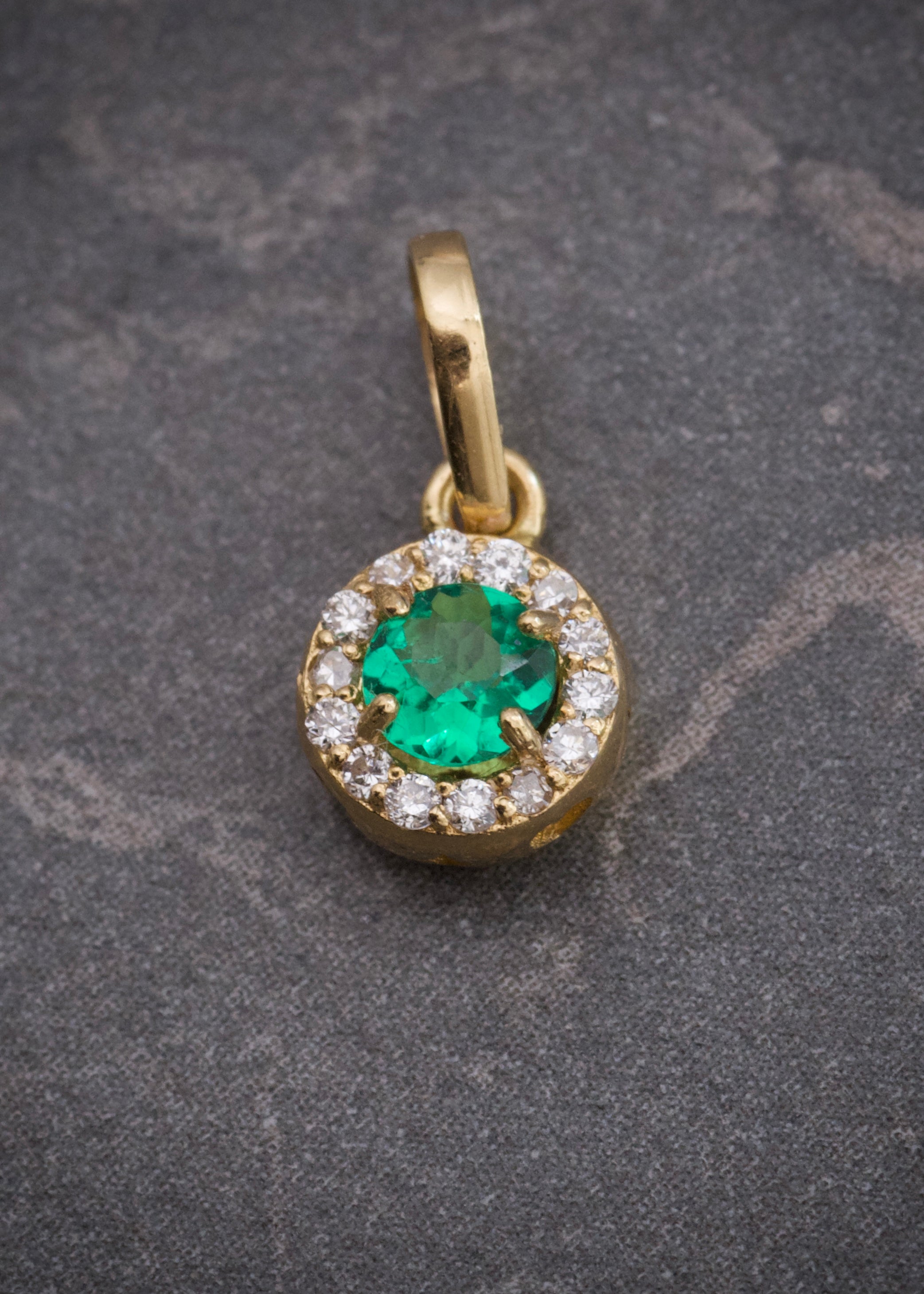 Dije con 17pts de esmeralda y 10pts de diamantes 0.65gr / Largo 1.1cm / Oro Amarillo (Joya) P